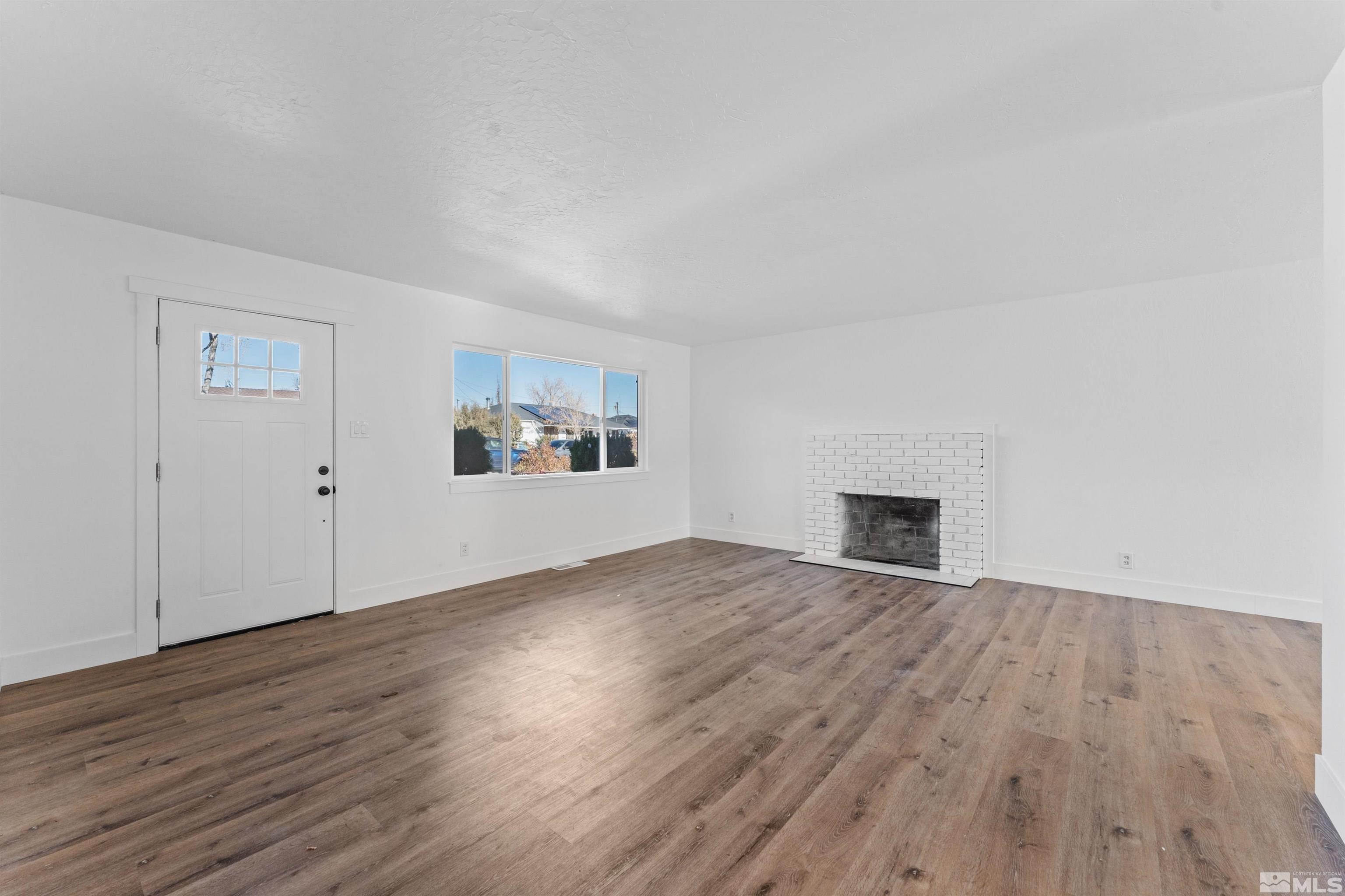 1642 Stewart St Property Photo 5