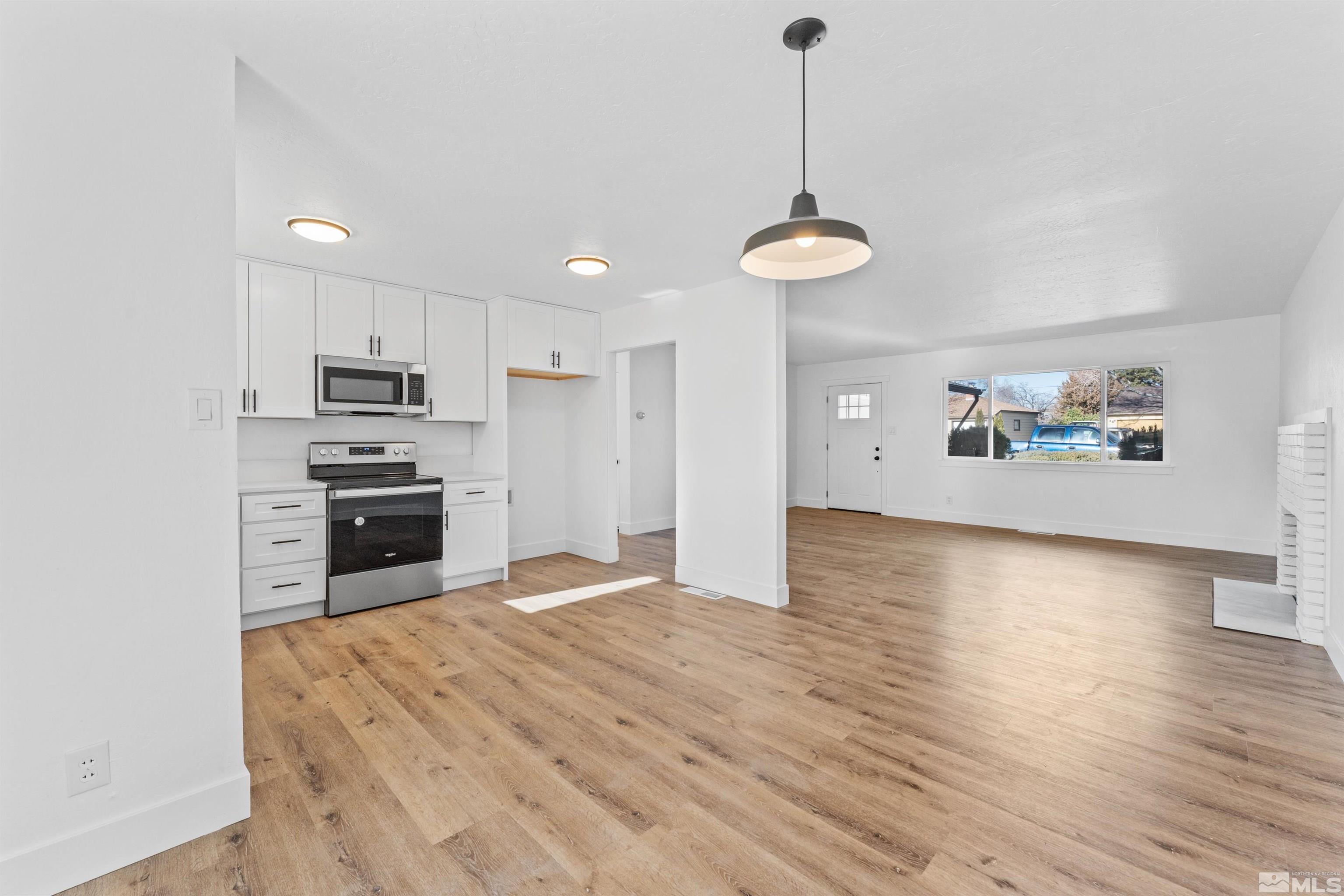 1642 Stewart St Property Photo 8