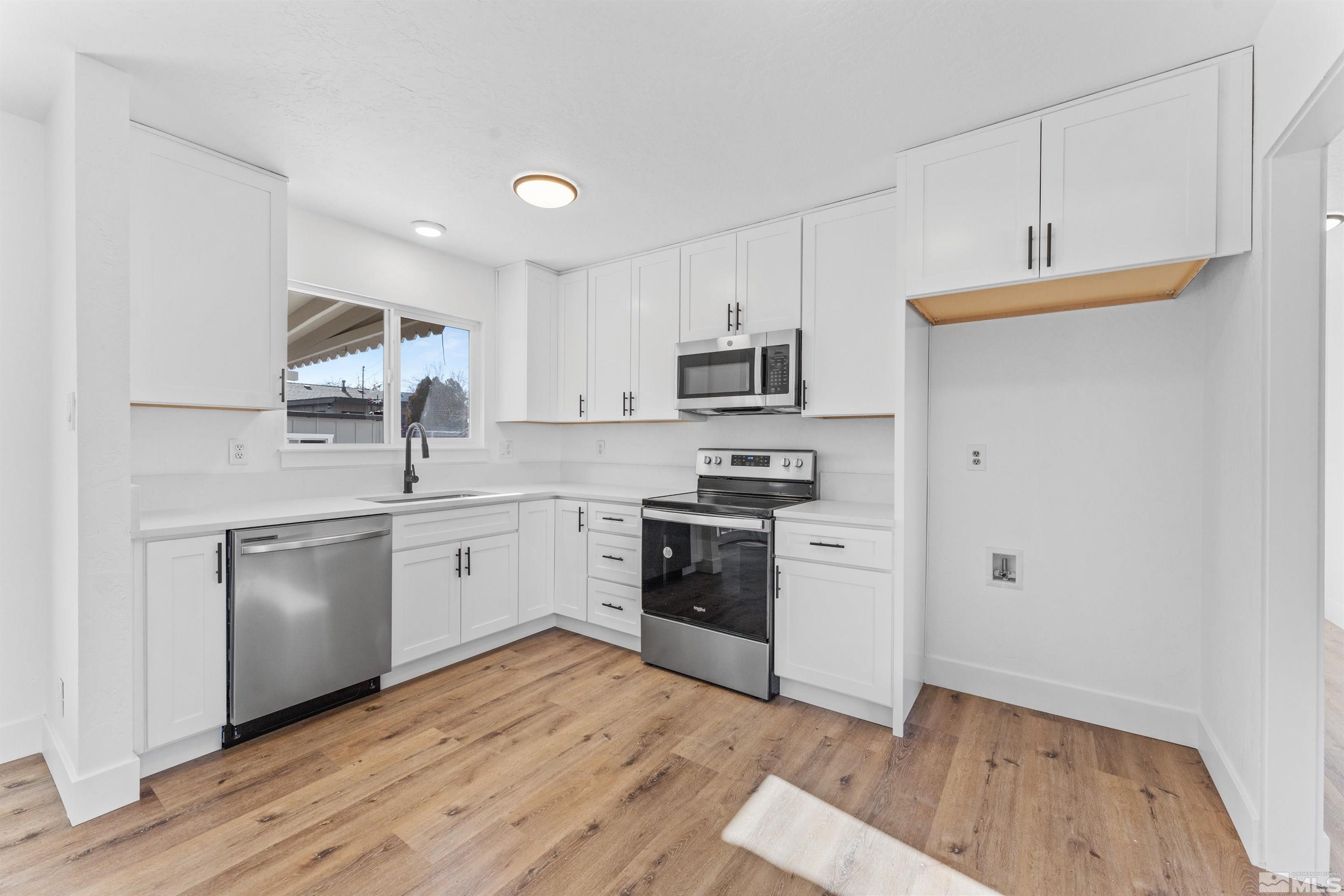 1642 Stewart St Property Photo 10