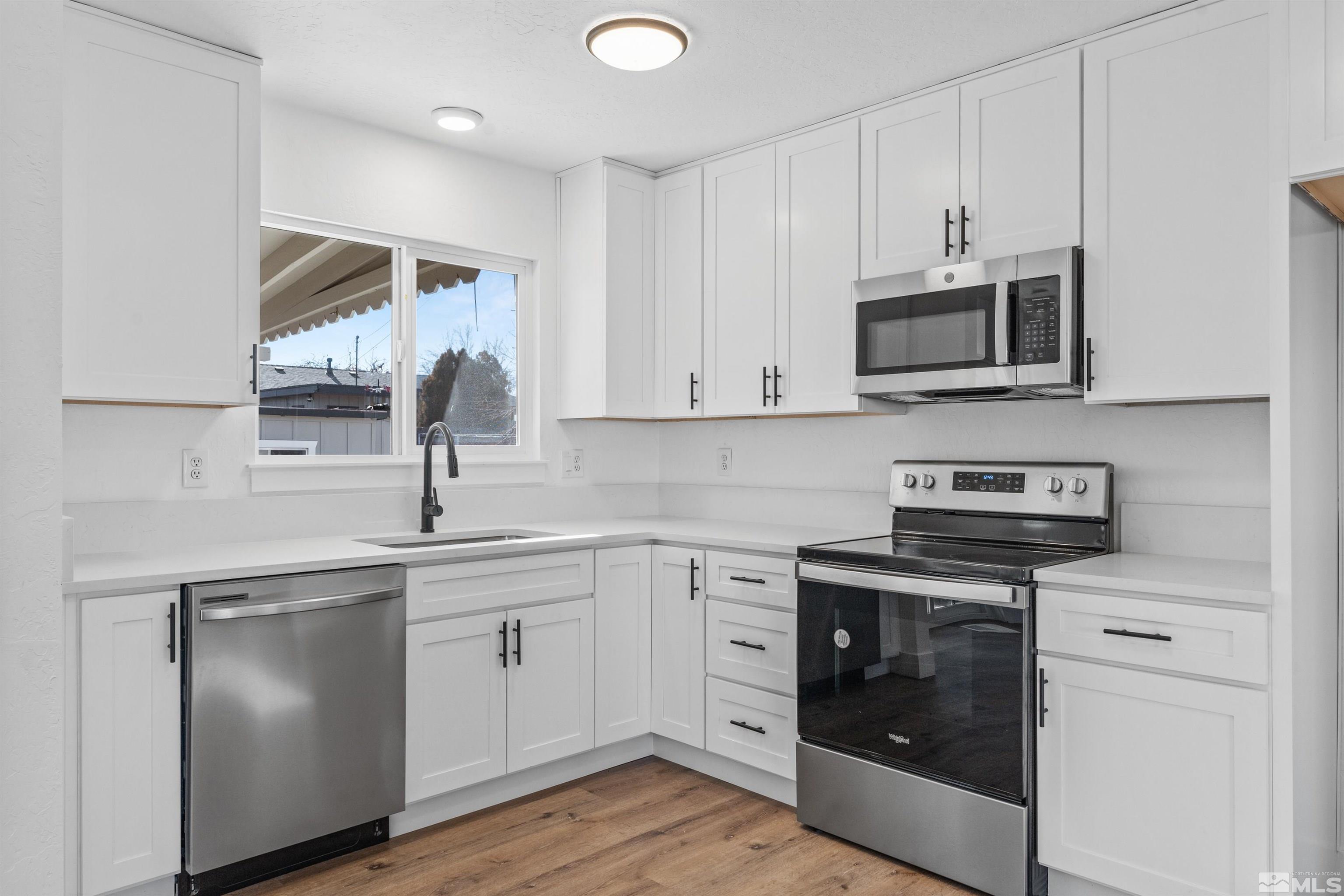 1642 Stewart St Property Photo 11