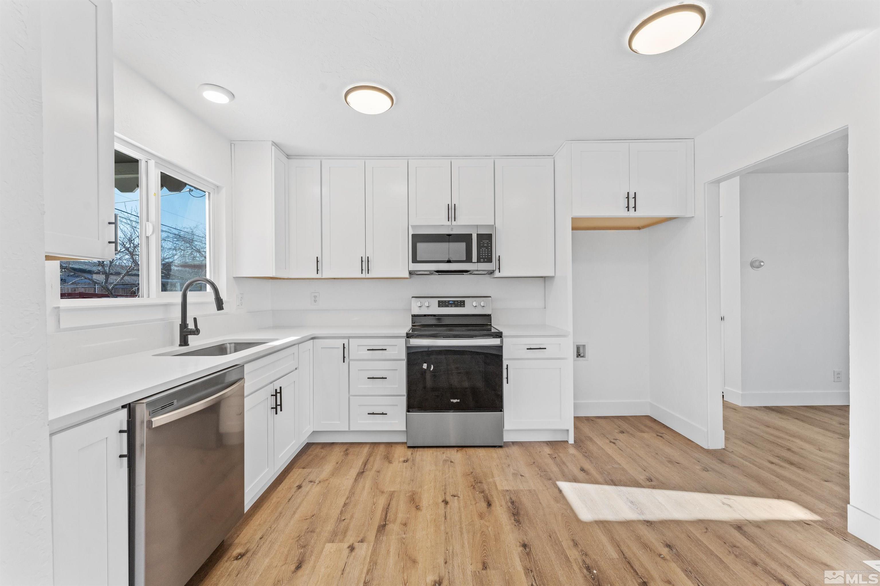 1642 Stewart St Property Photo 14