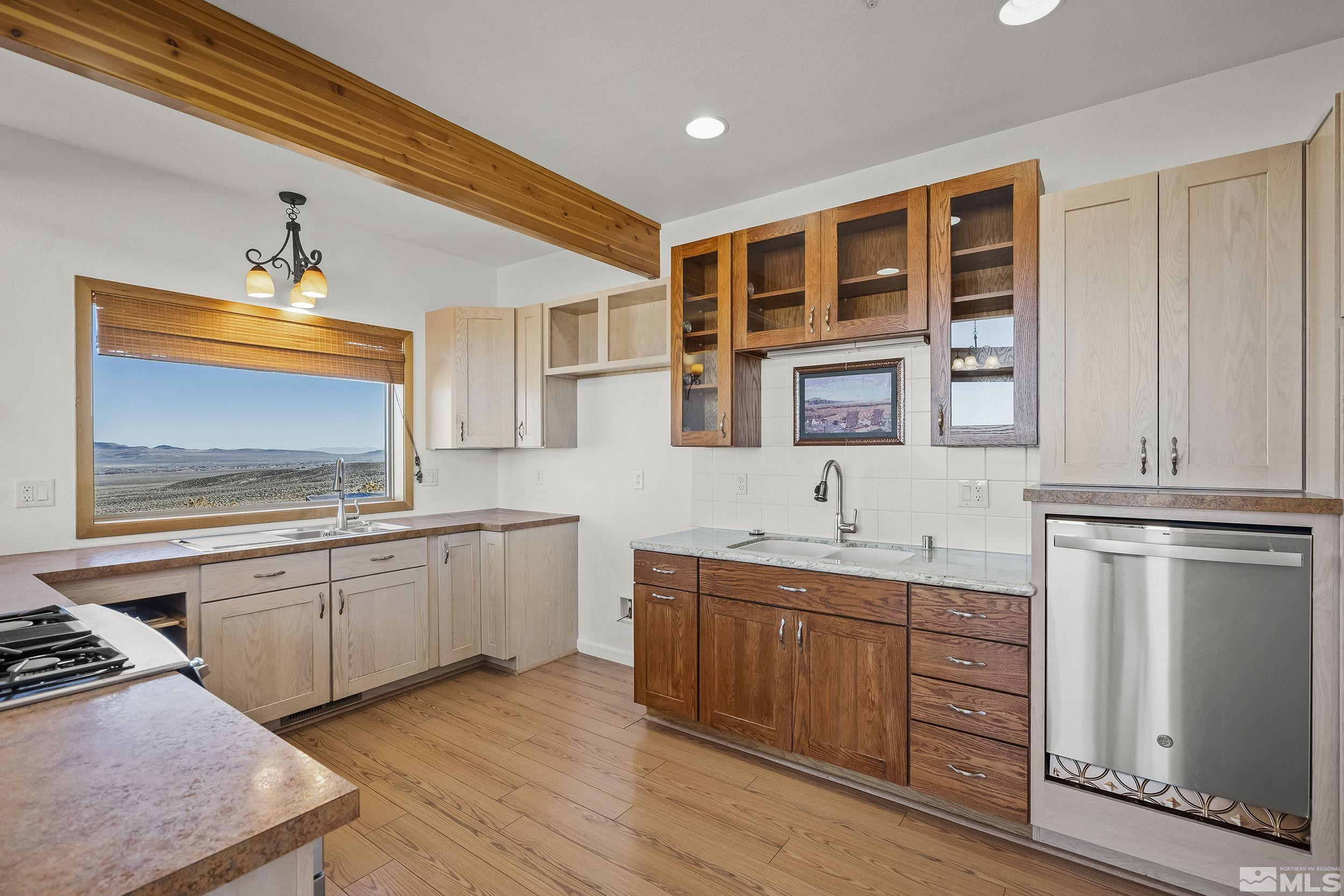 2330 Hillcrest Road Property Photo 6
