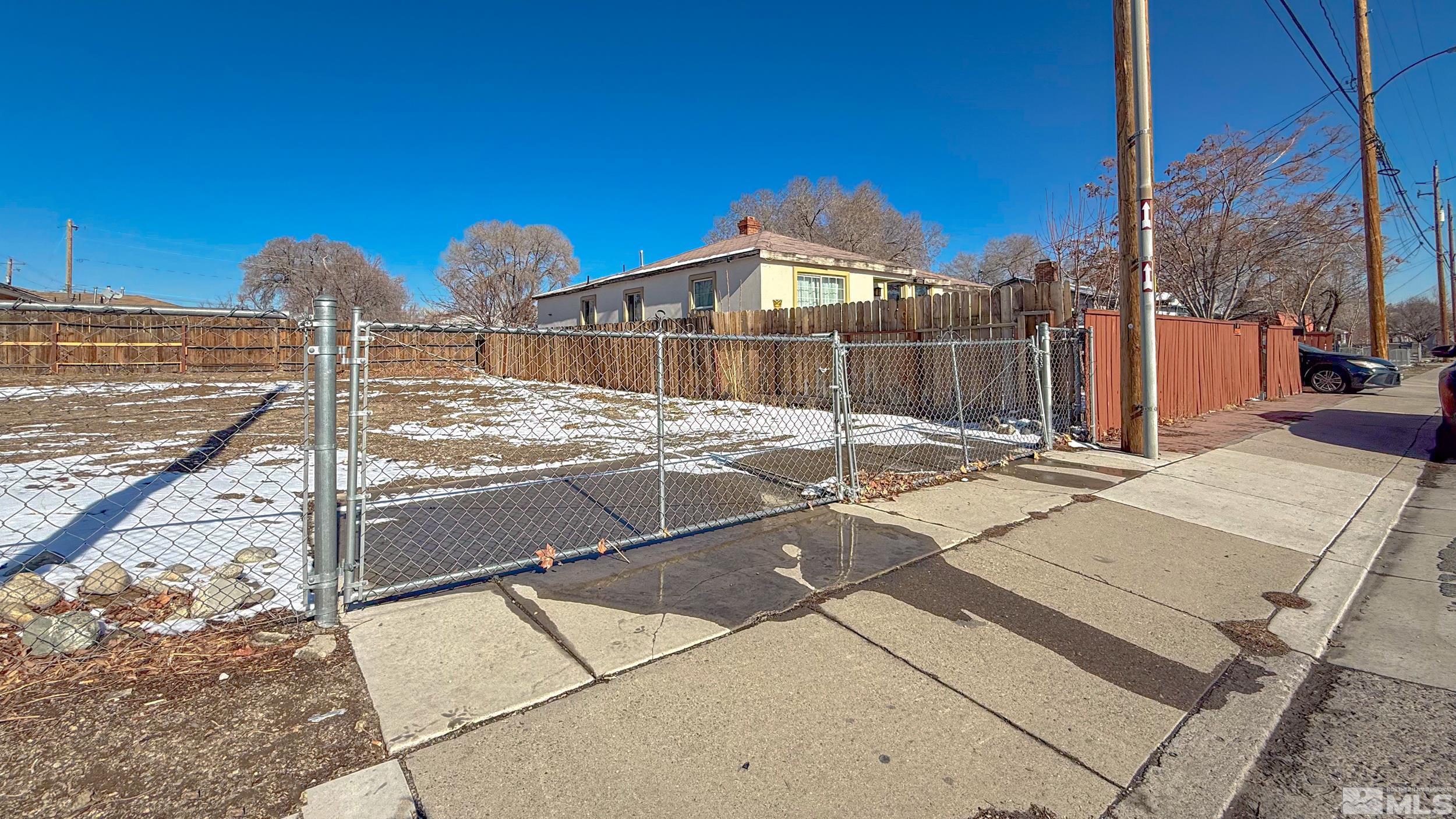1221 E 9th Property Photo 5