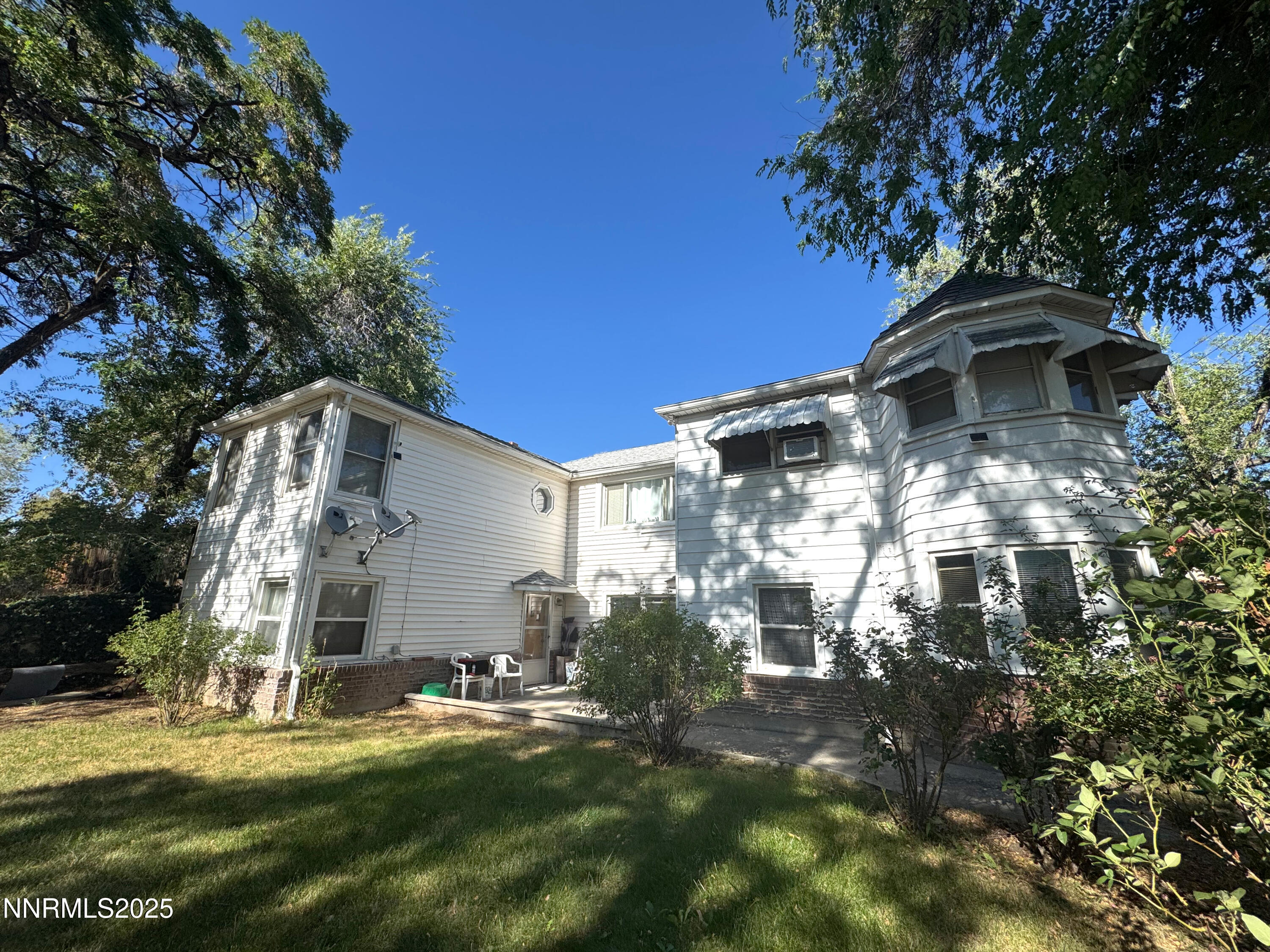 2735 Lakeside Drive Property Photo 1