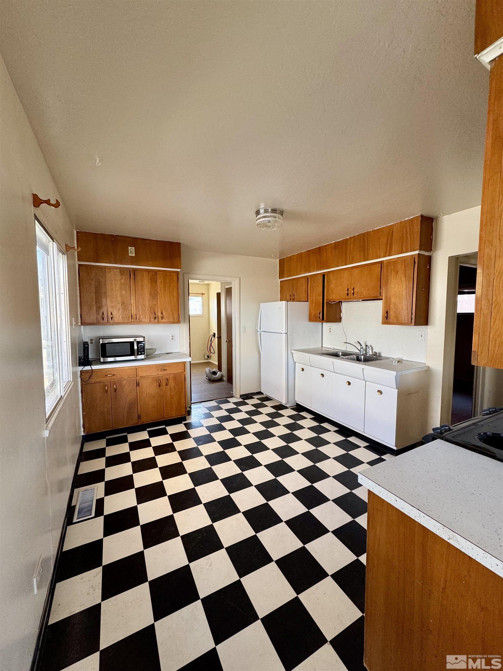 121 W Haskell Property Photo 6