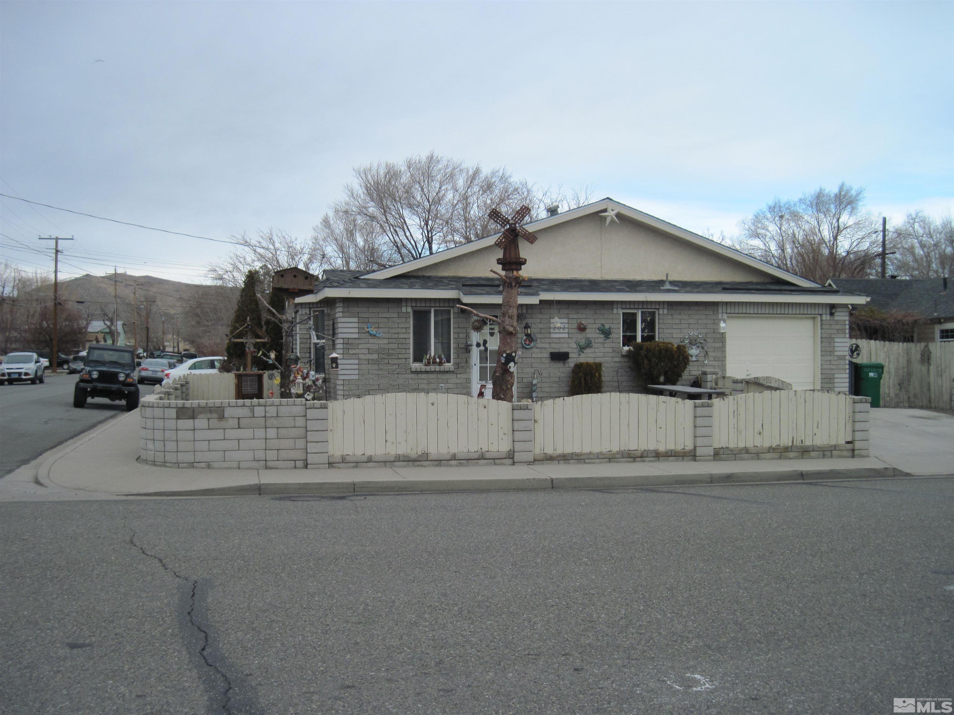 1601 N Fall St Property Photo 2