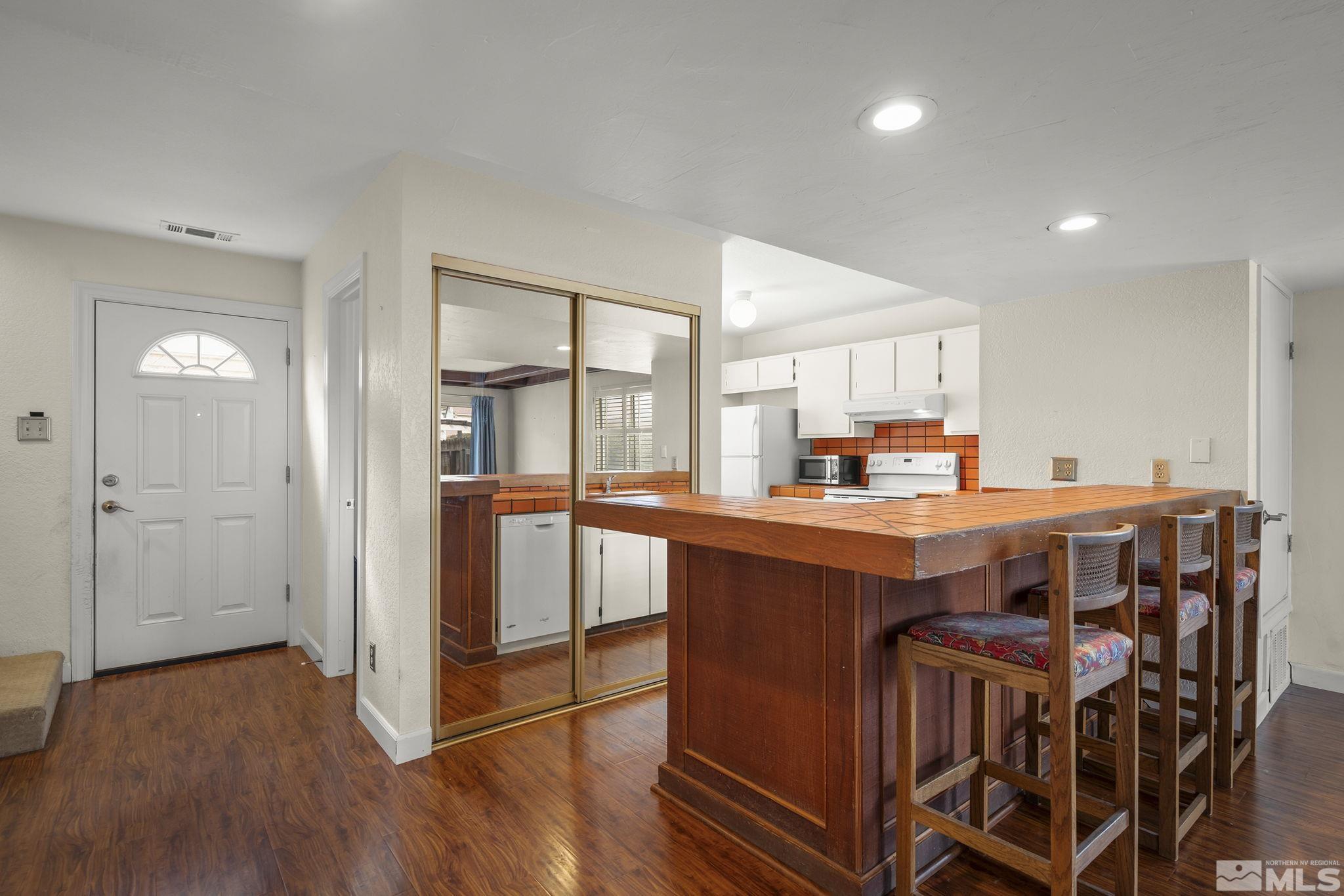 1020 Bradley Sq Property Photo 5