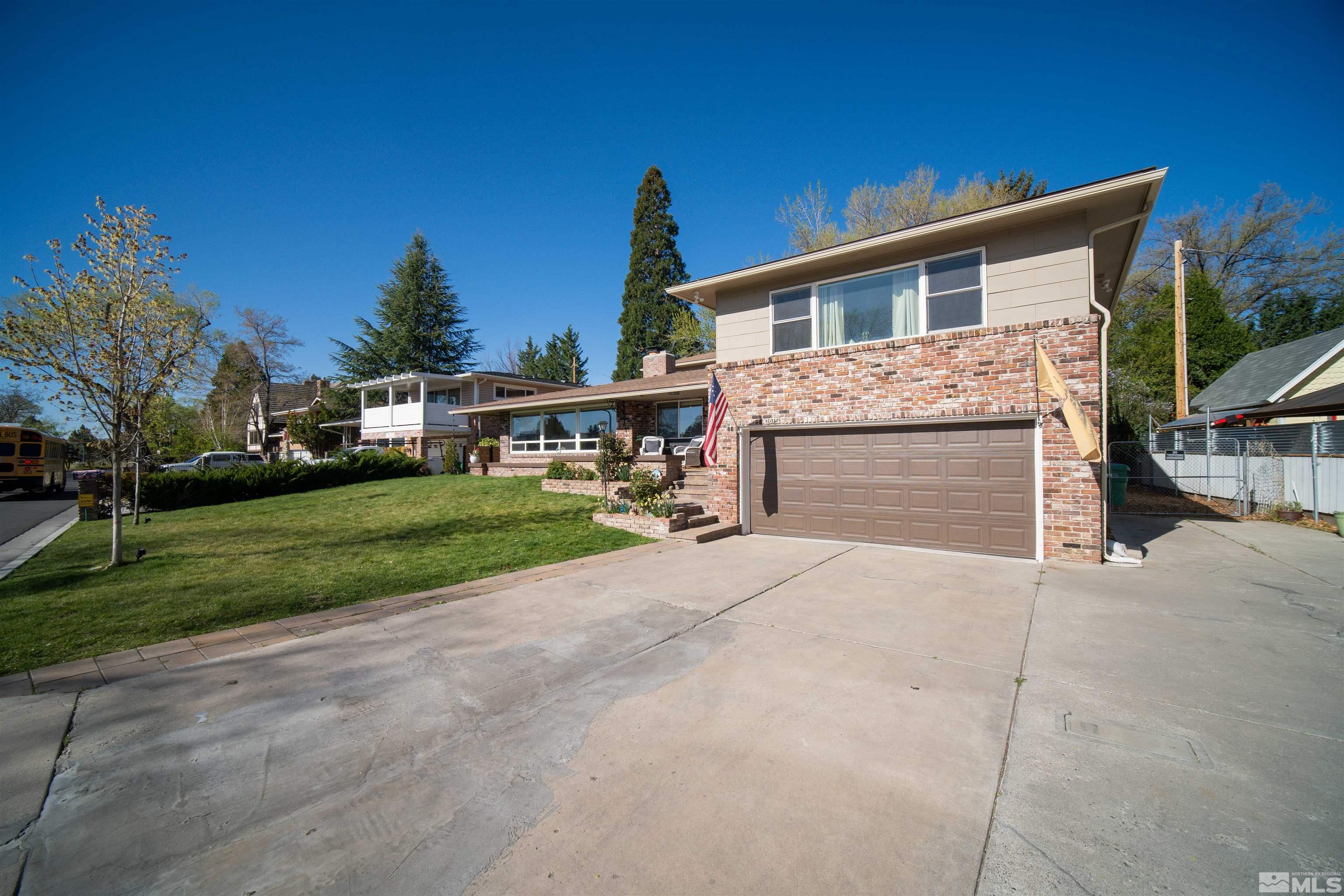2075 Lakeside Dr. Property Photo 2