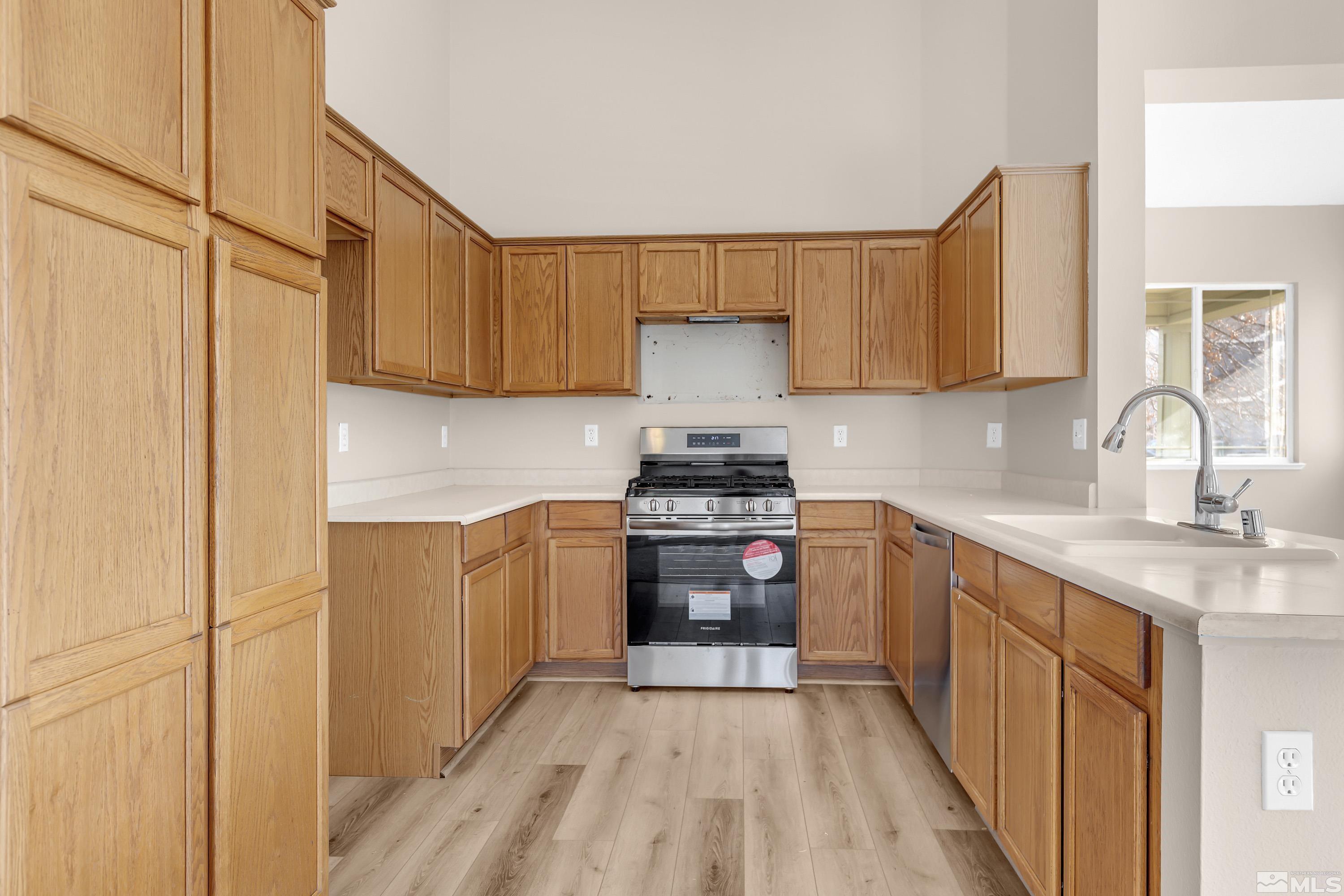 9570 Crystalline Dr Property Photo 4