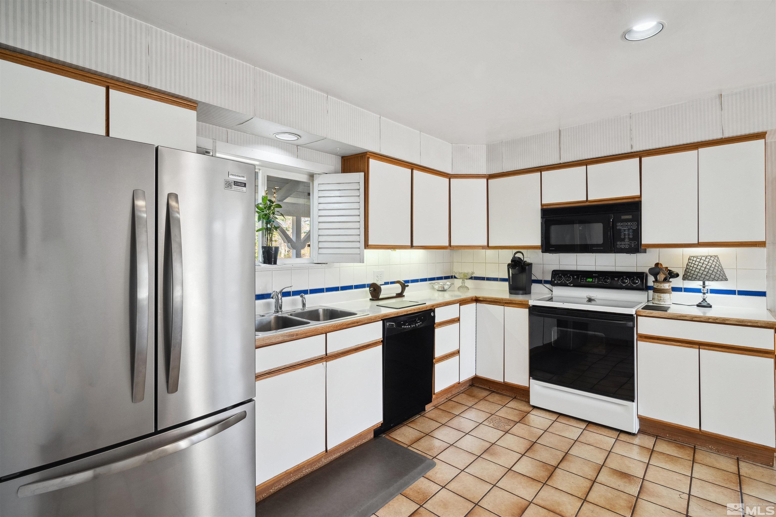 1360 Dartmouth Dr. Property Photo 5