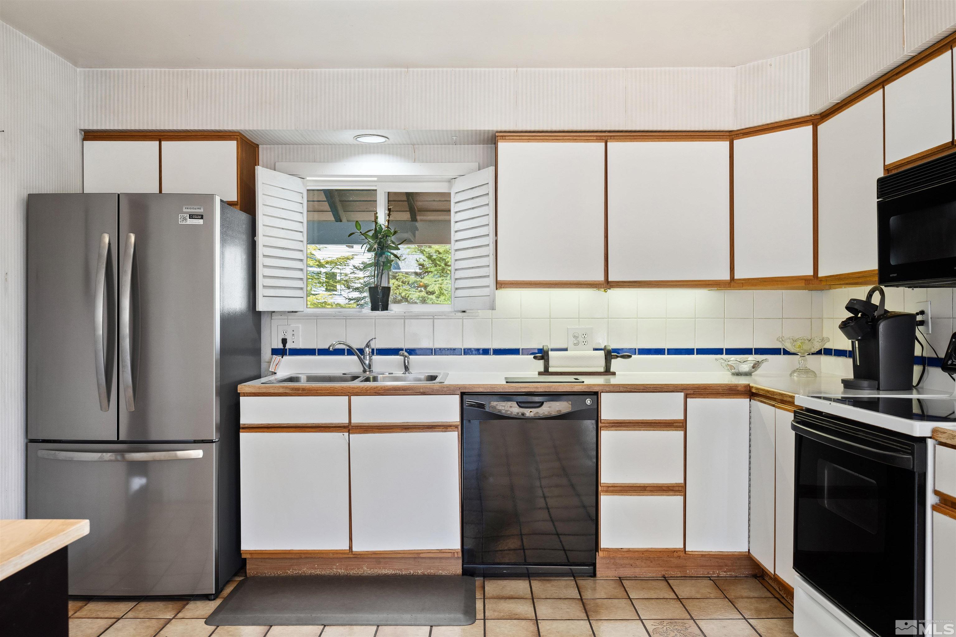 1360 Dartmouth Dr. Property Photo 6