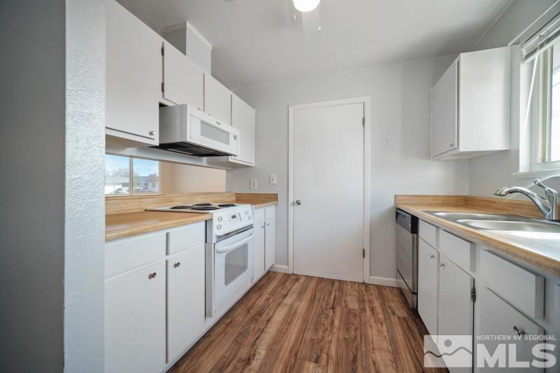 2 E Devere Way Property Photo 14