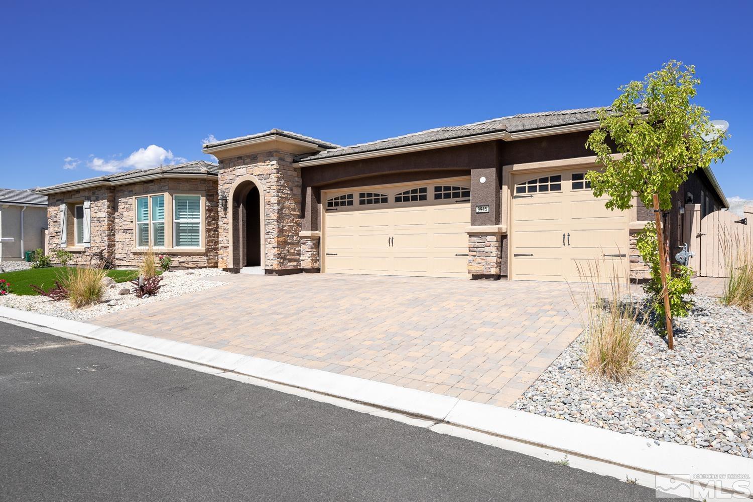 9945 Amienda Property Photo