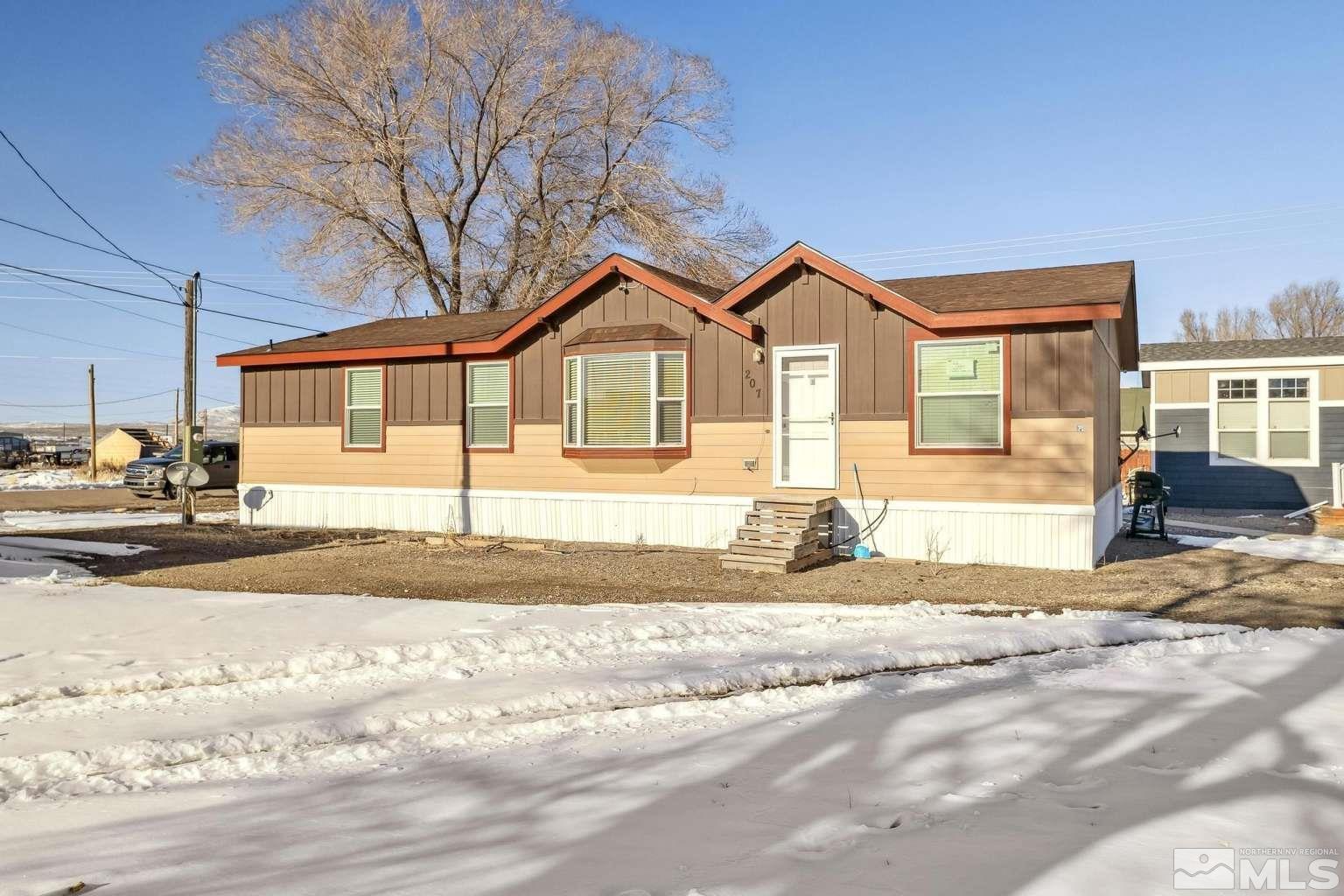 207 6th St Property Photo 1