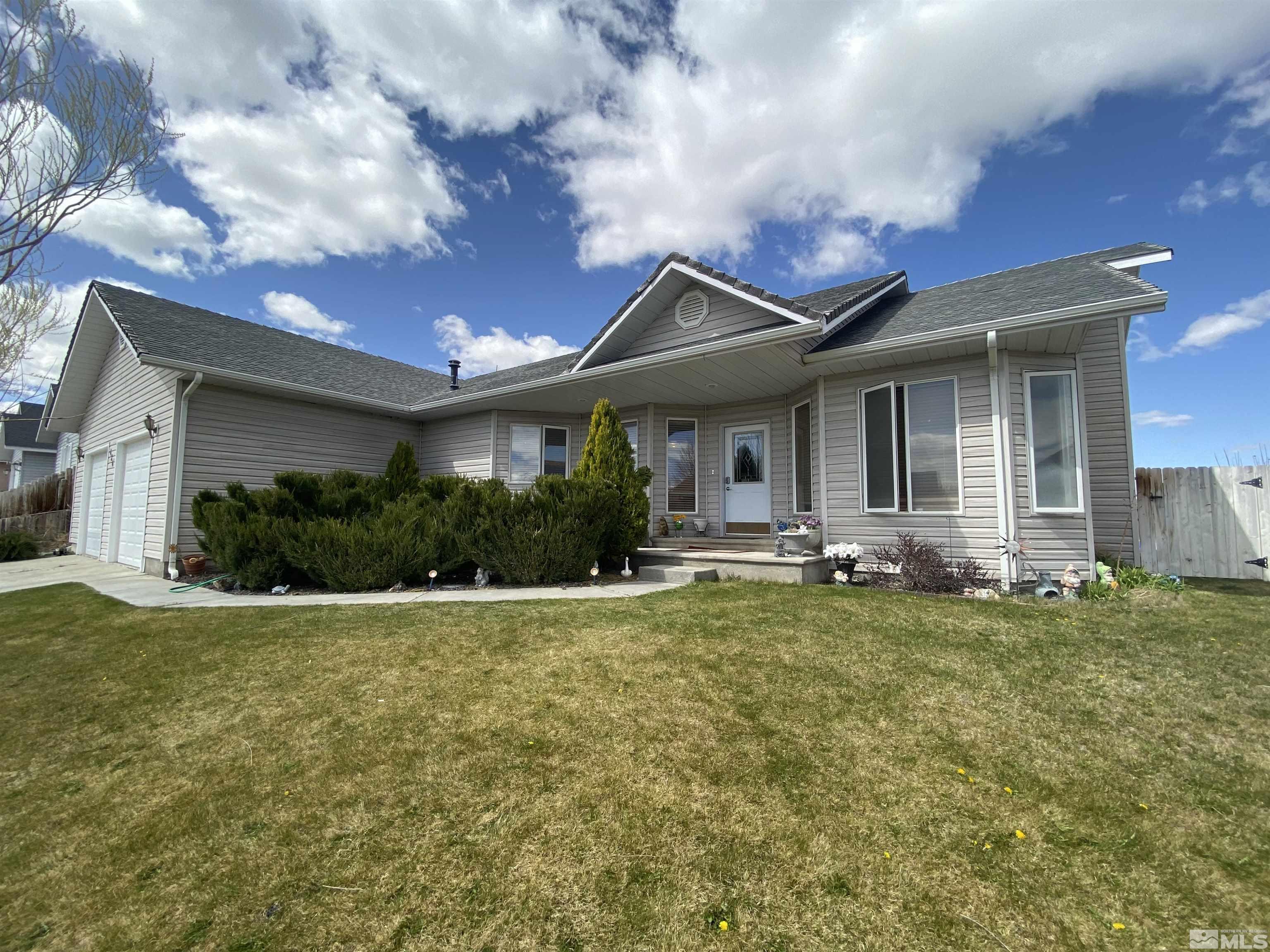 686 Castle Way Property Photo