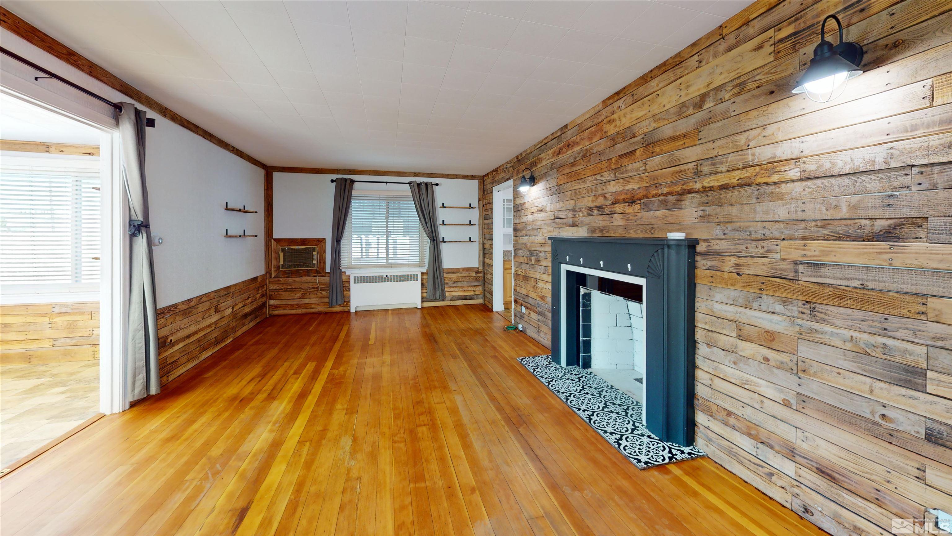 136 W 1st St Property Photo 3