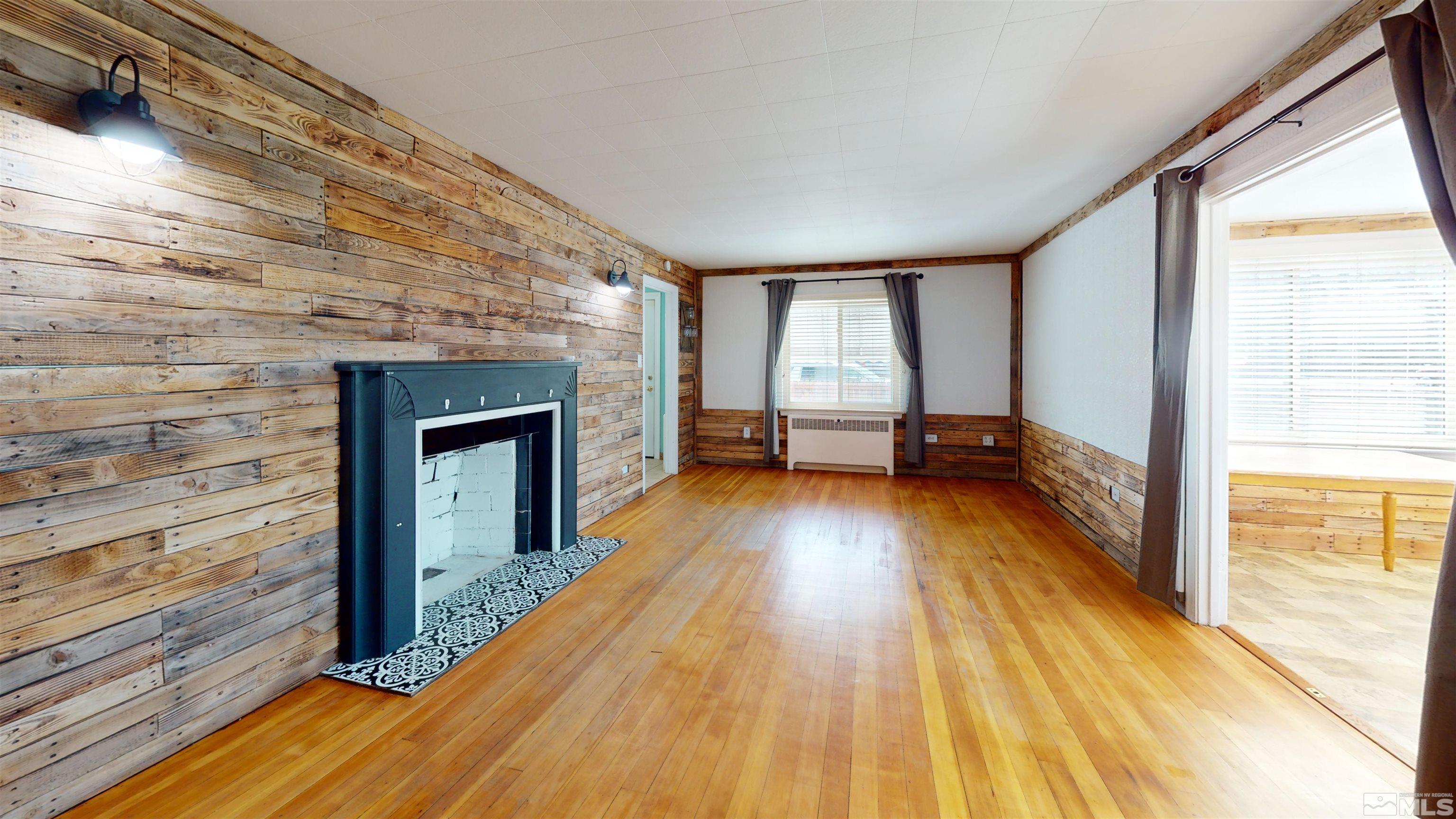 136 W 1st St Property Photo 4