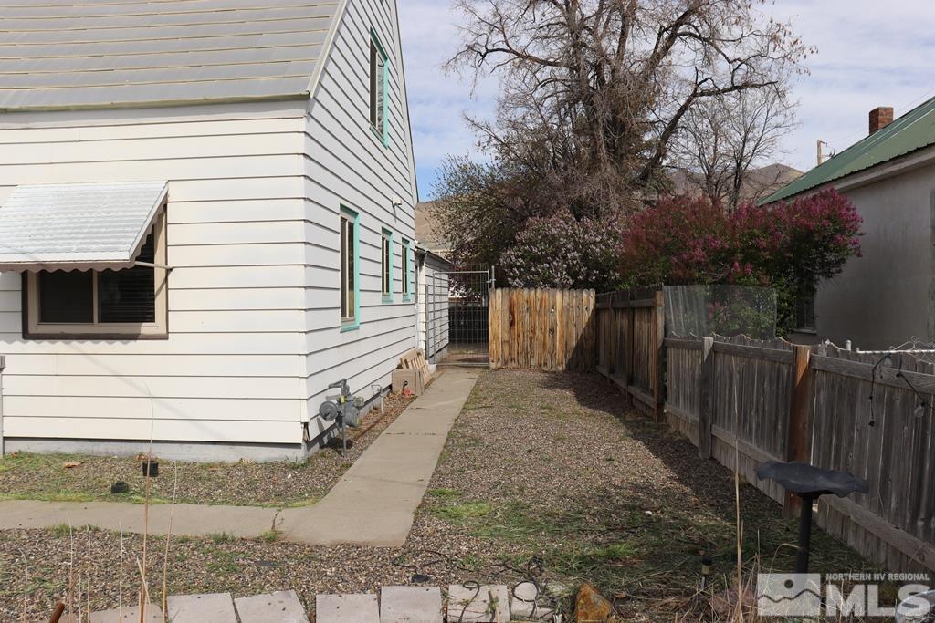 136 W 1st St Property Photo 27
