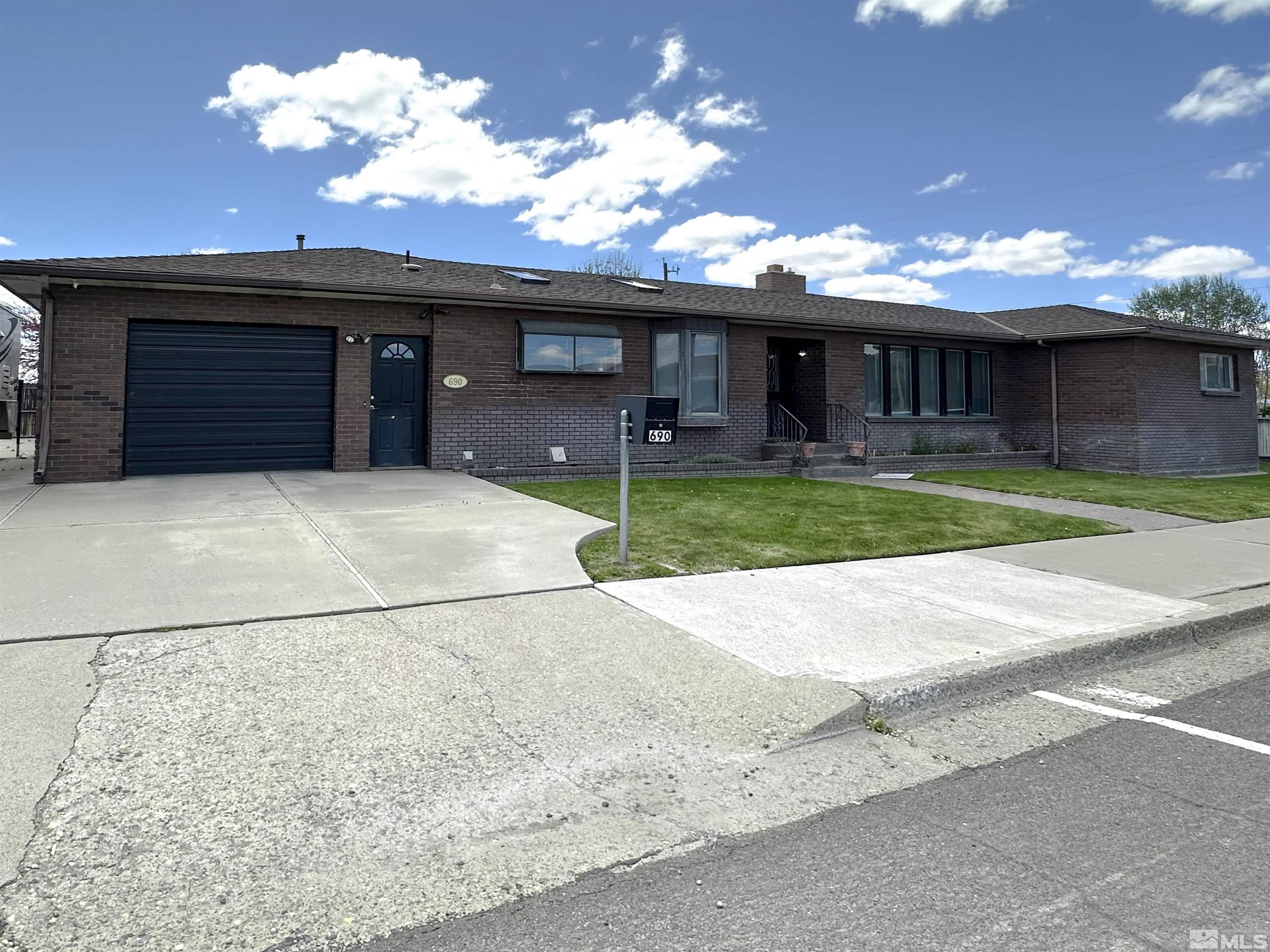 690 Reinhart St Property Photo
