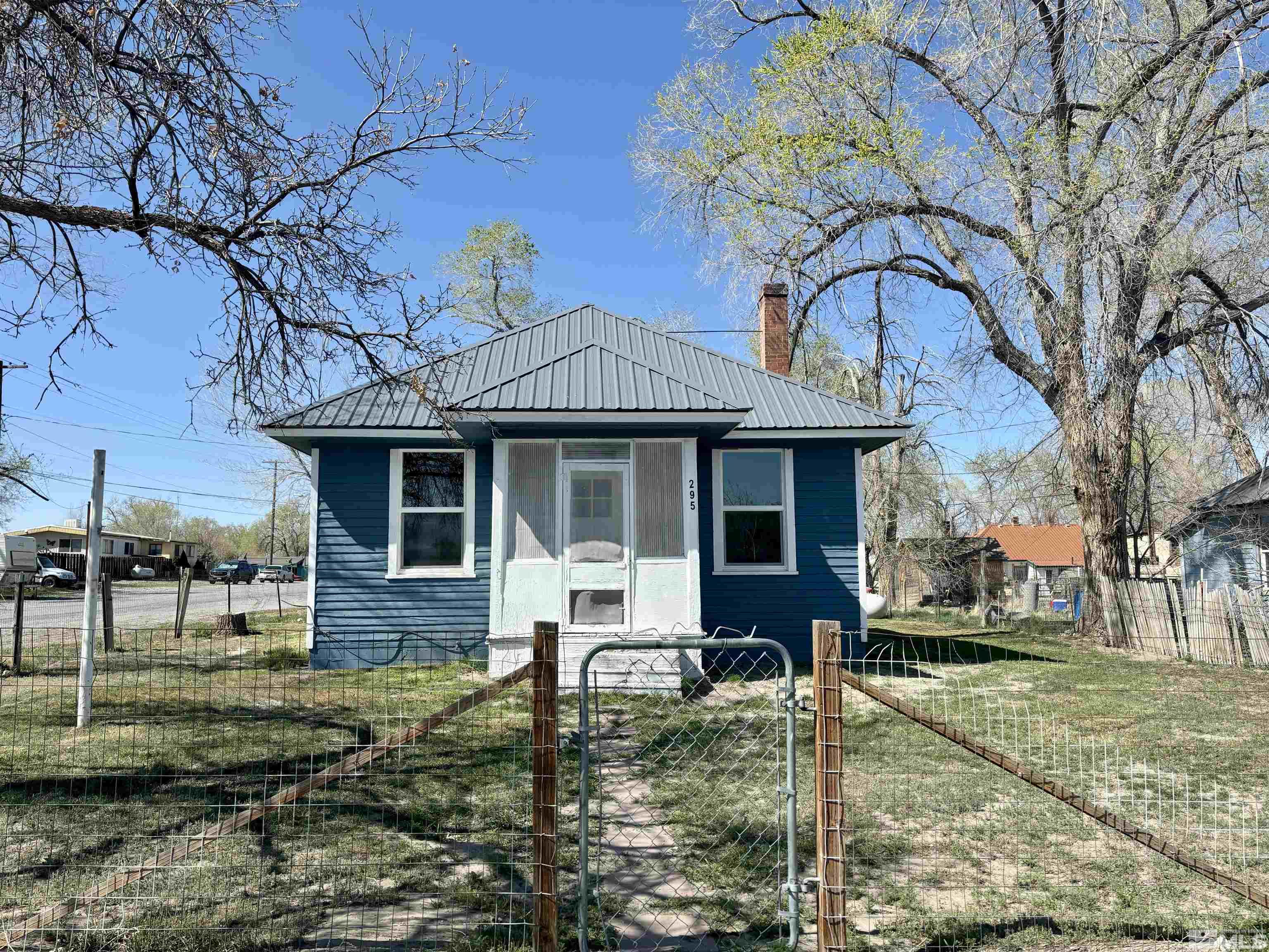 295 Apache St Property Photo 2