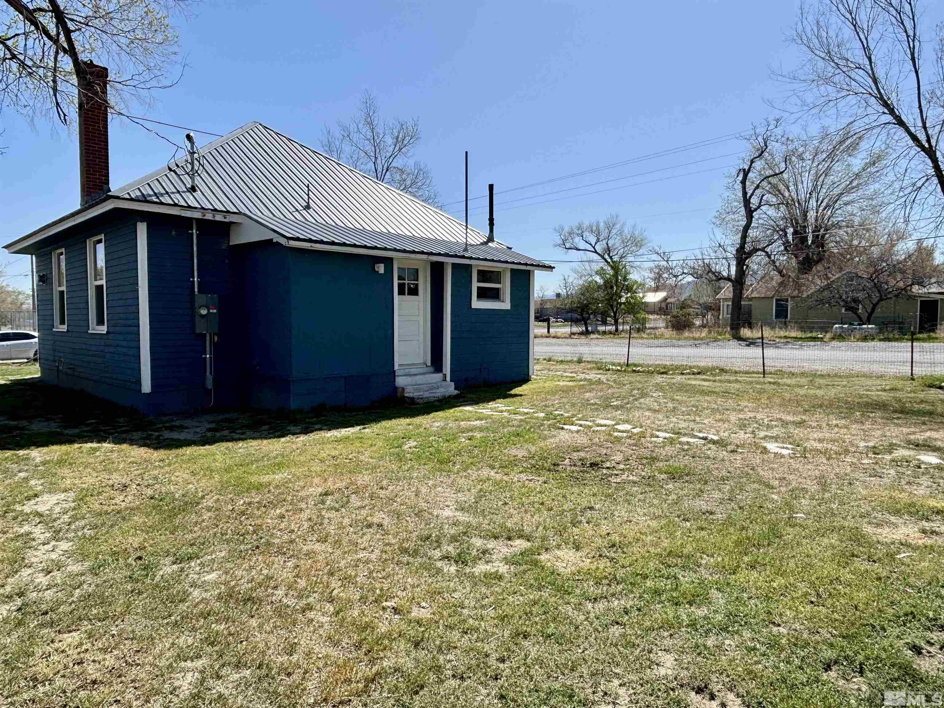 295 Apache St Property Photo 4