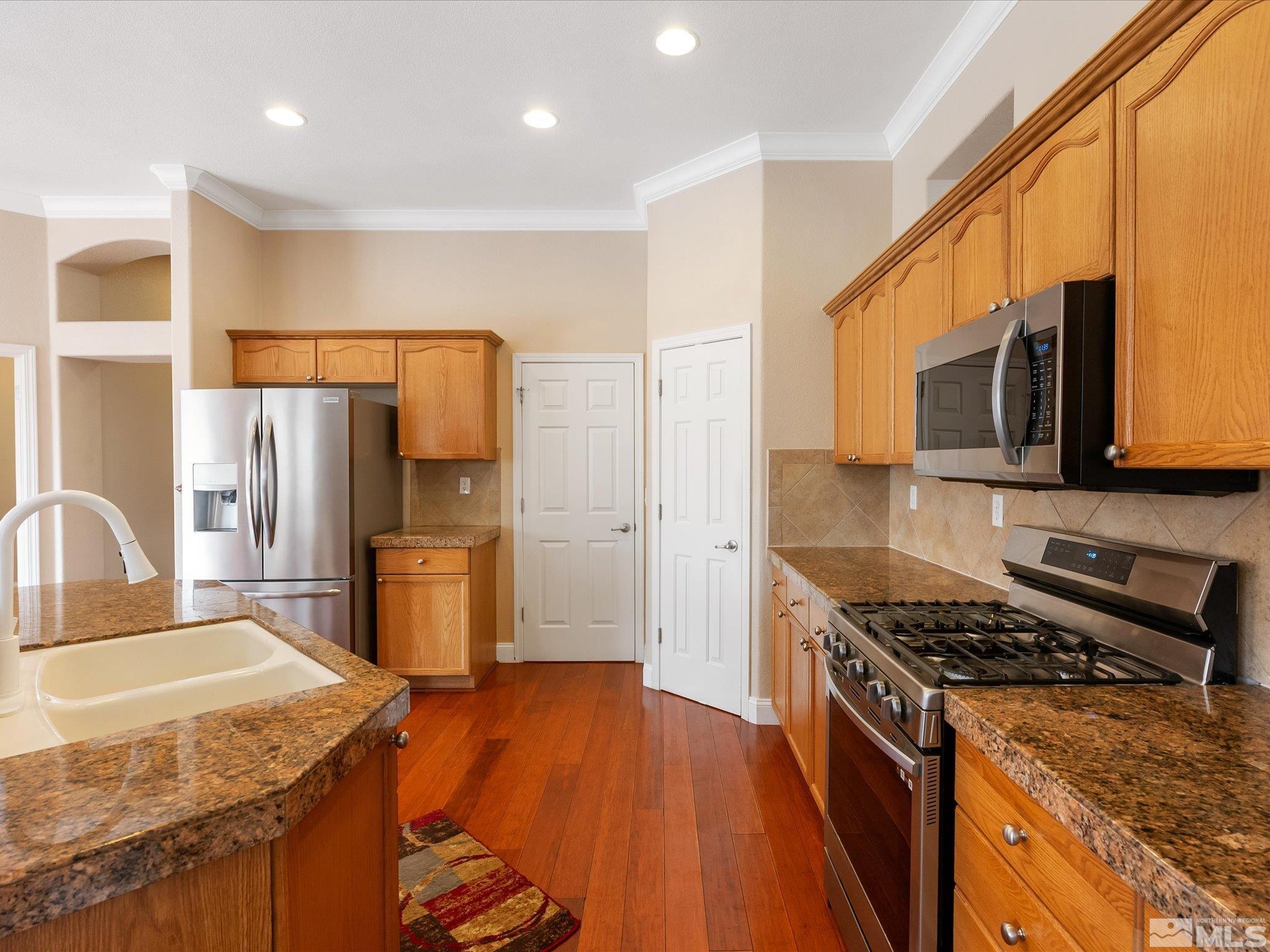 1610 Arboleda Dr. Property Photo 8