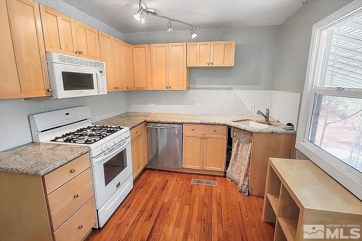 240 Bisby St Property Photo 4