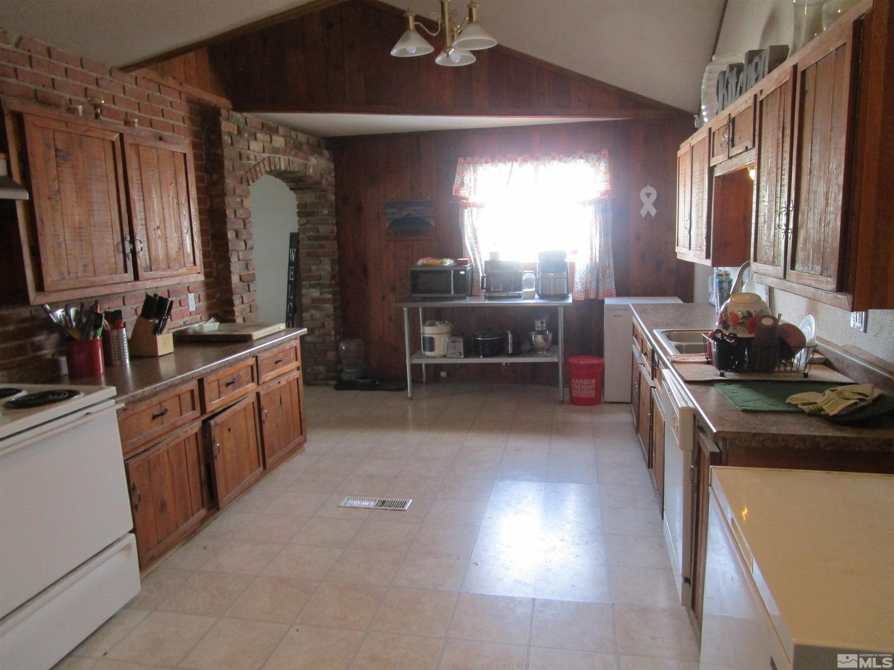 988 Gummow Drive Property Photo 4