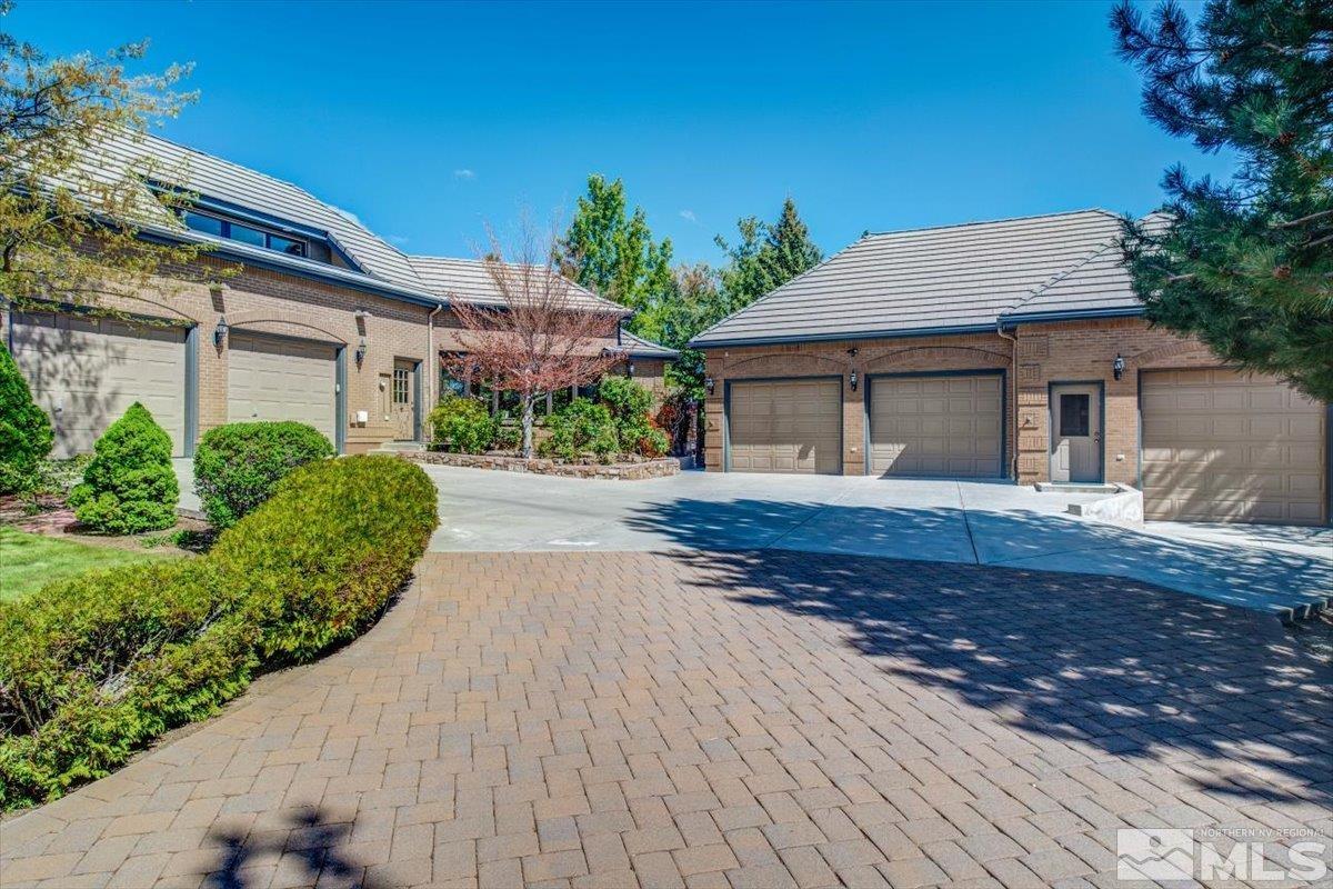 2424 Manhattan Property Photo 8