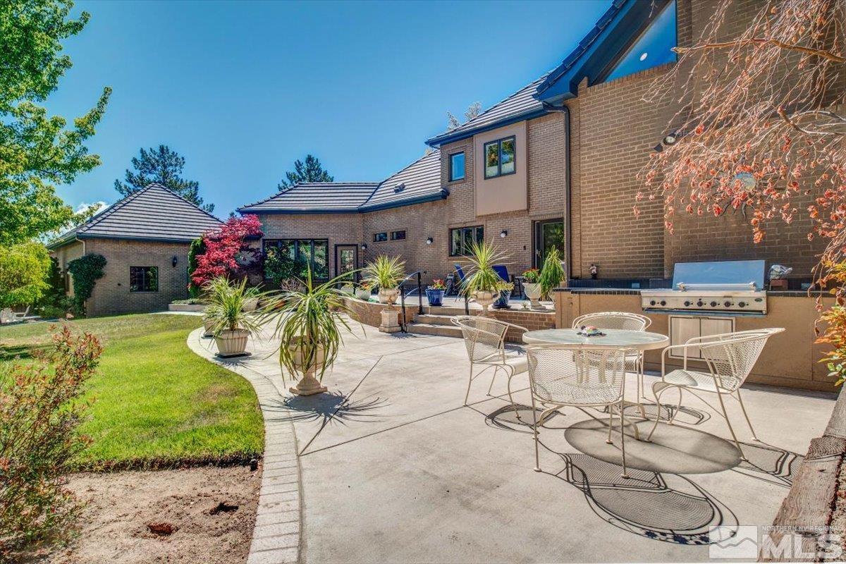 2424 Manhattan Property Photo 9