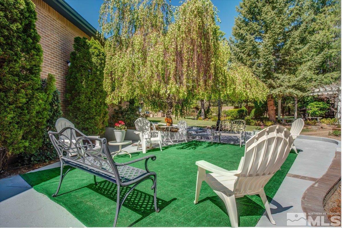 2424 Manhattan Property Photo 15