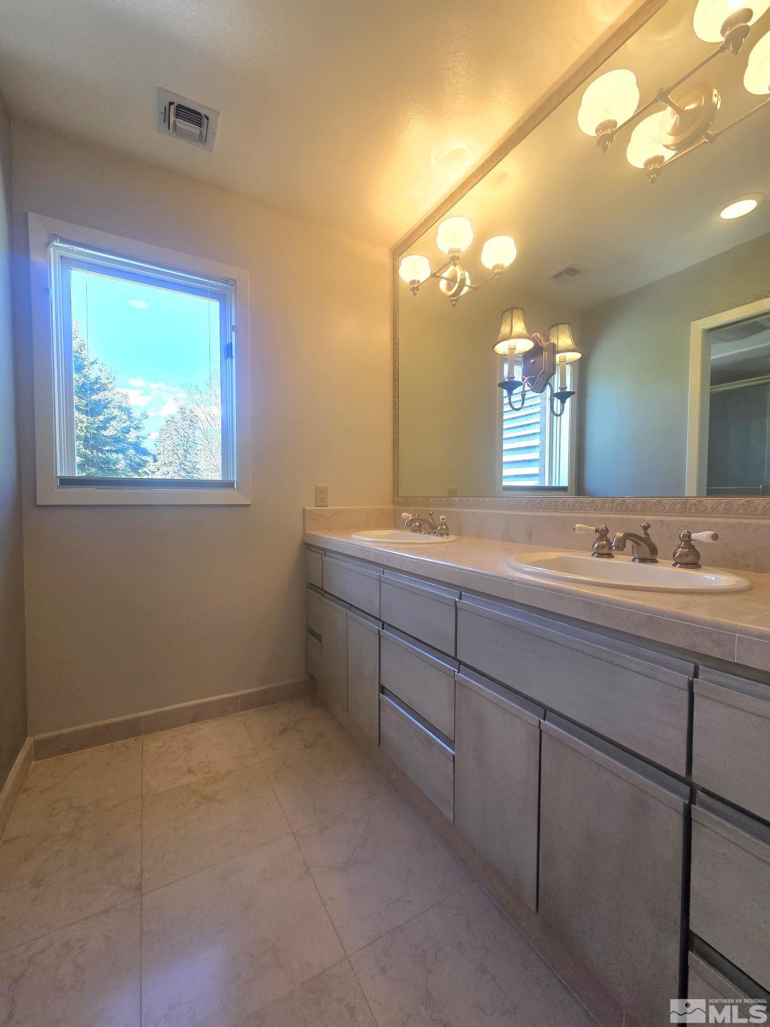 2424 Manhattan Property Photo 34