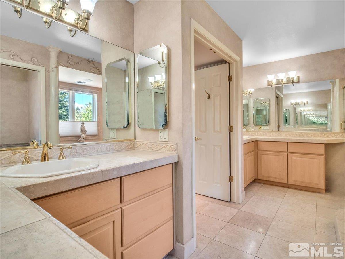 2424 Manhattan Property Photo 37