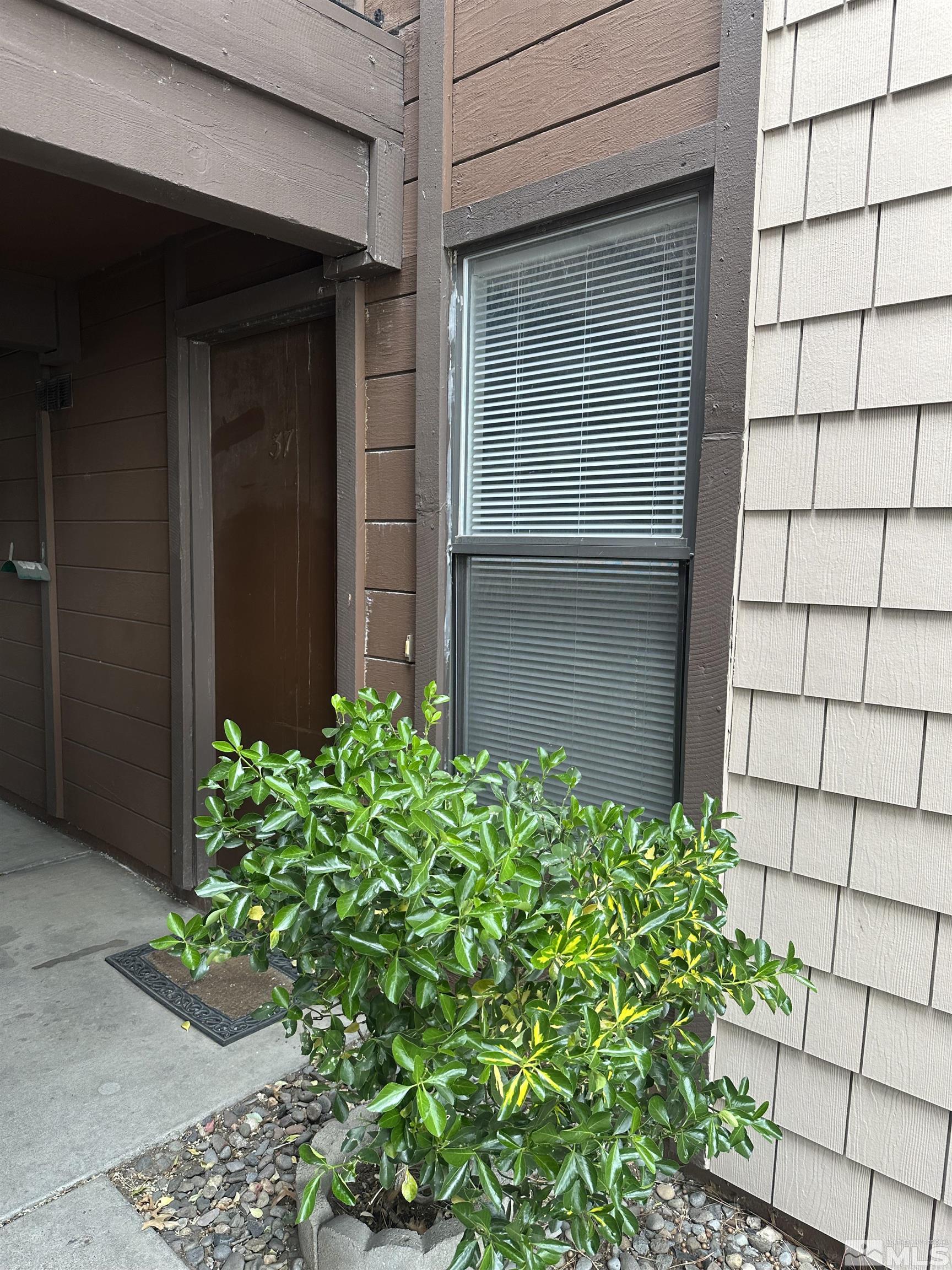 1465 E Peckham Ln Apt 37 Property Photo