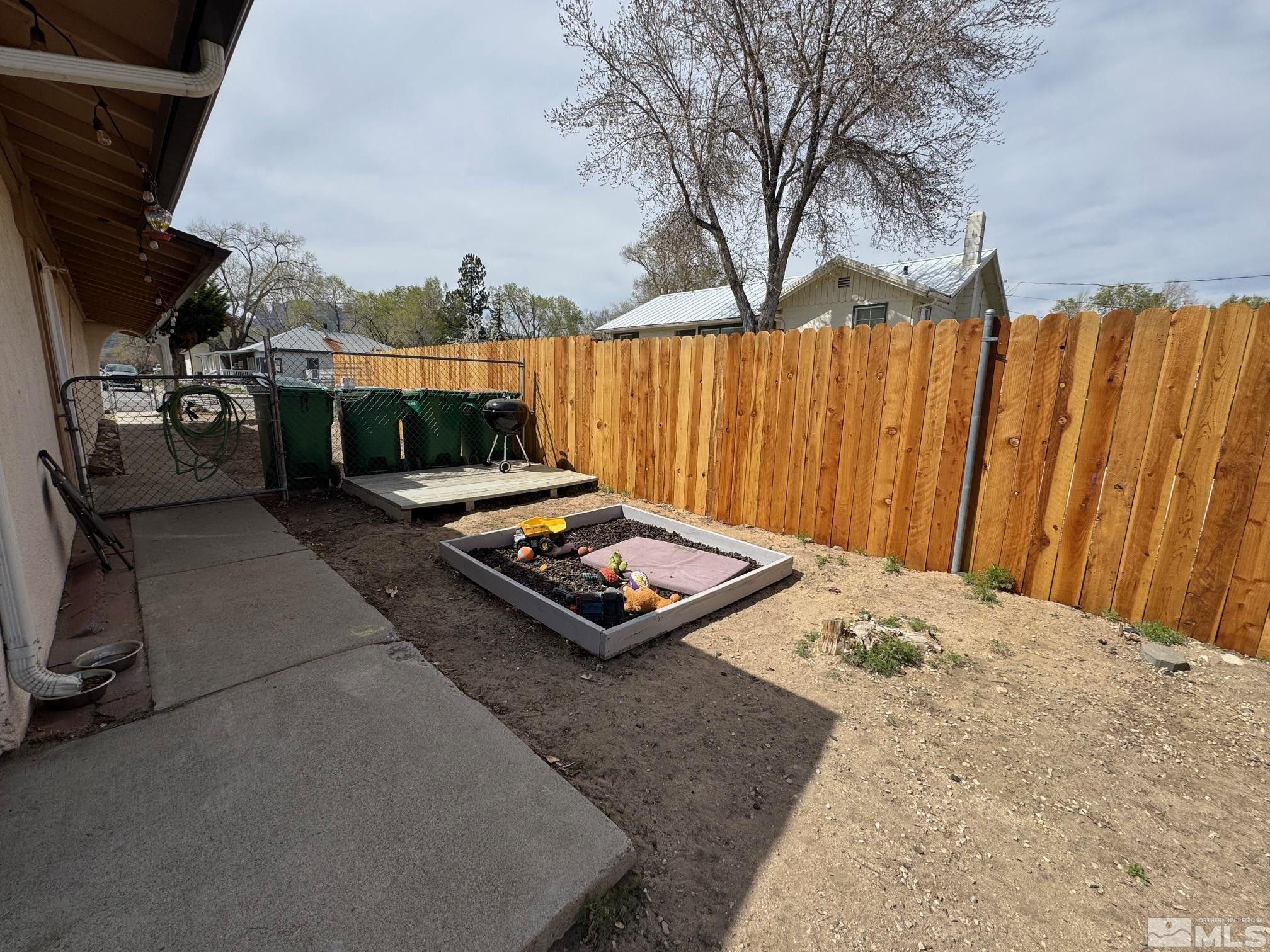 215 N Roop Street Property Photo 18