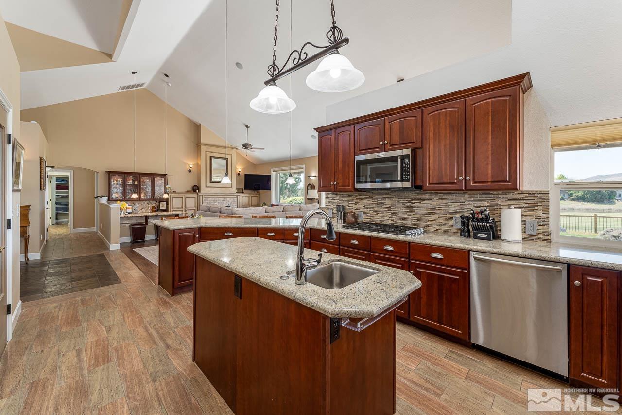 7435 Island Queen Drive Property Photo 6