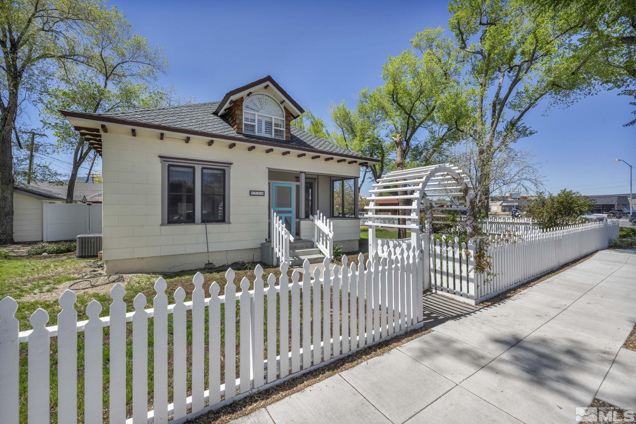 1558 First Street Property Photo 4
