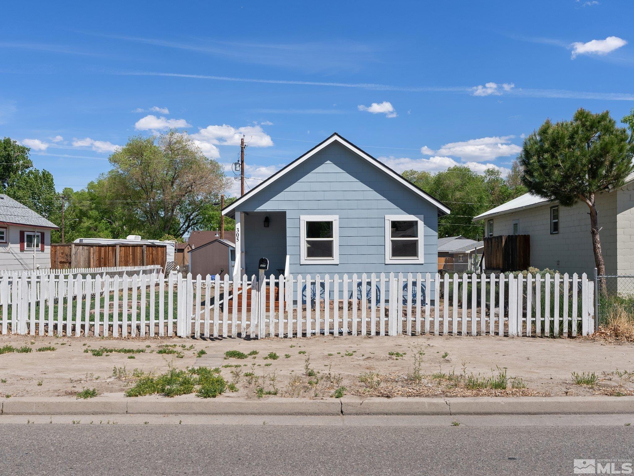 305 N Roop St Property Photo