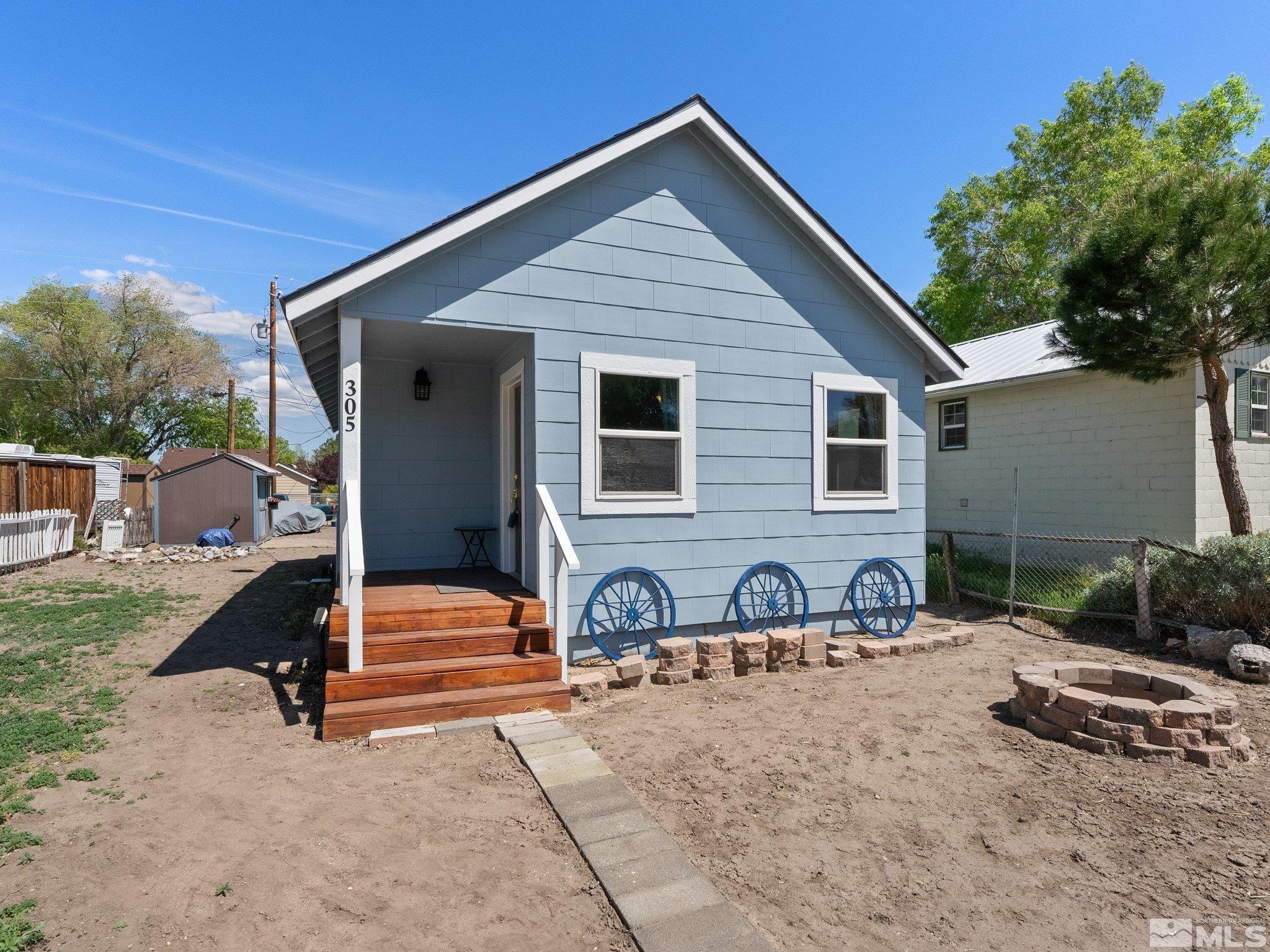 305 N Roop Street Property Photo 2