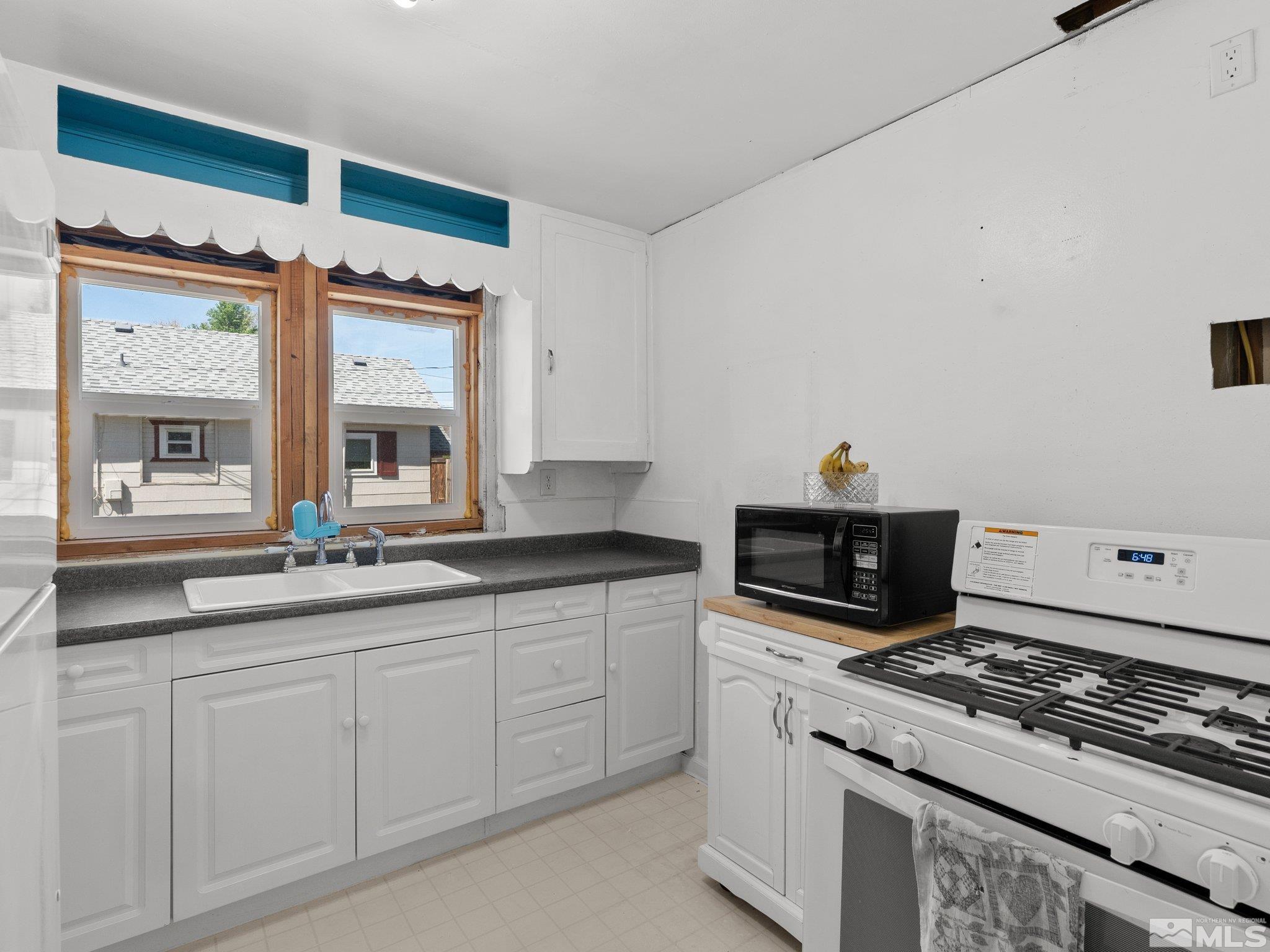 305 N Roop Street Property Photo 8