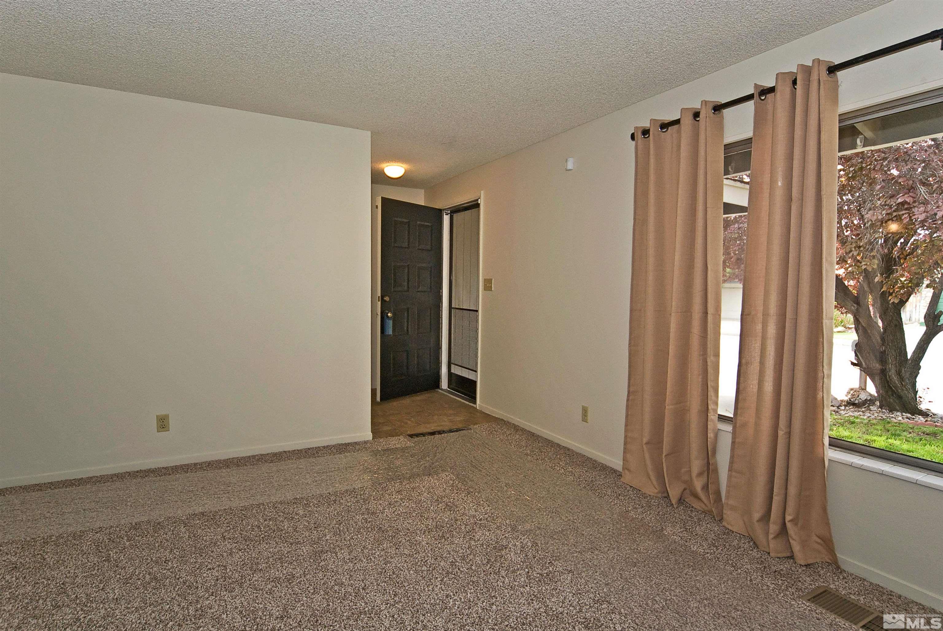 1476 Heather Court Property Photo 5