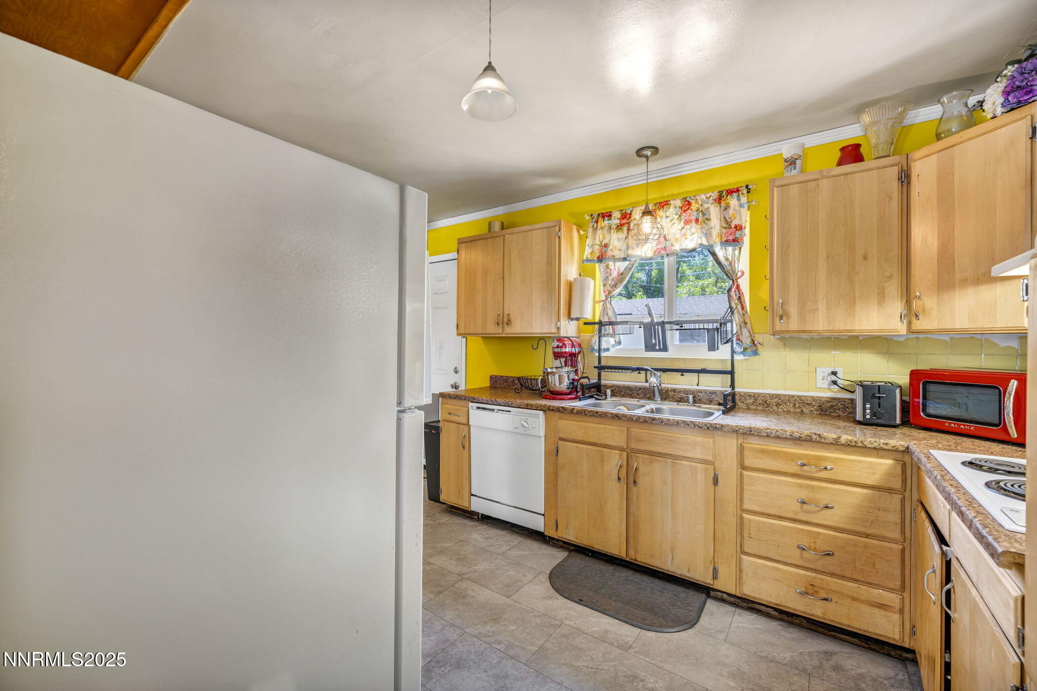 218 Albany Avenue Property Photo 15