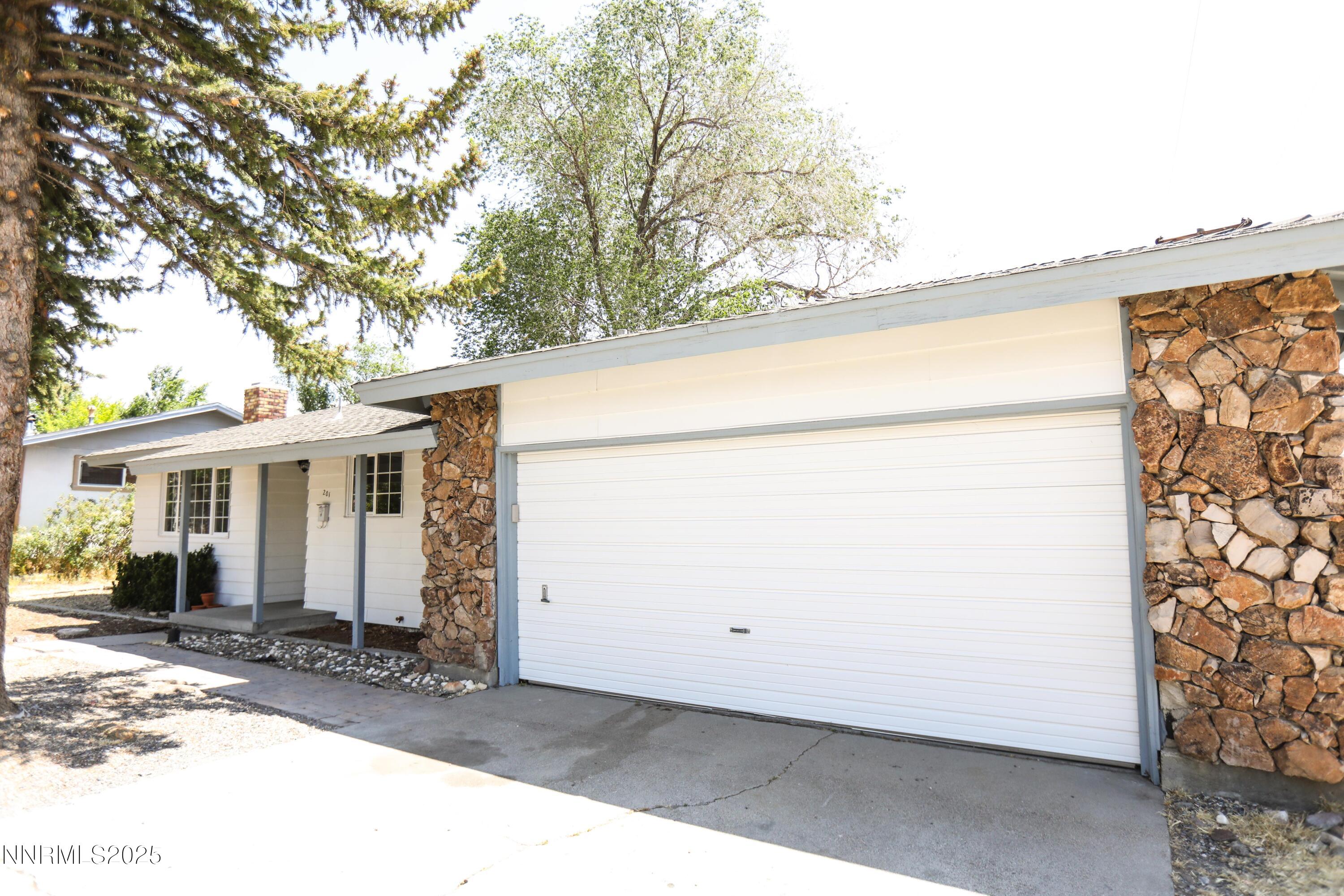 201 N Carson Meadow Drive Property Photo 3