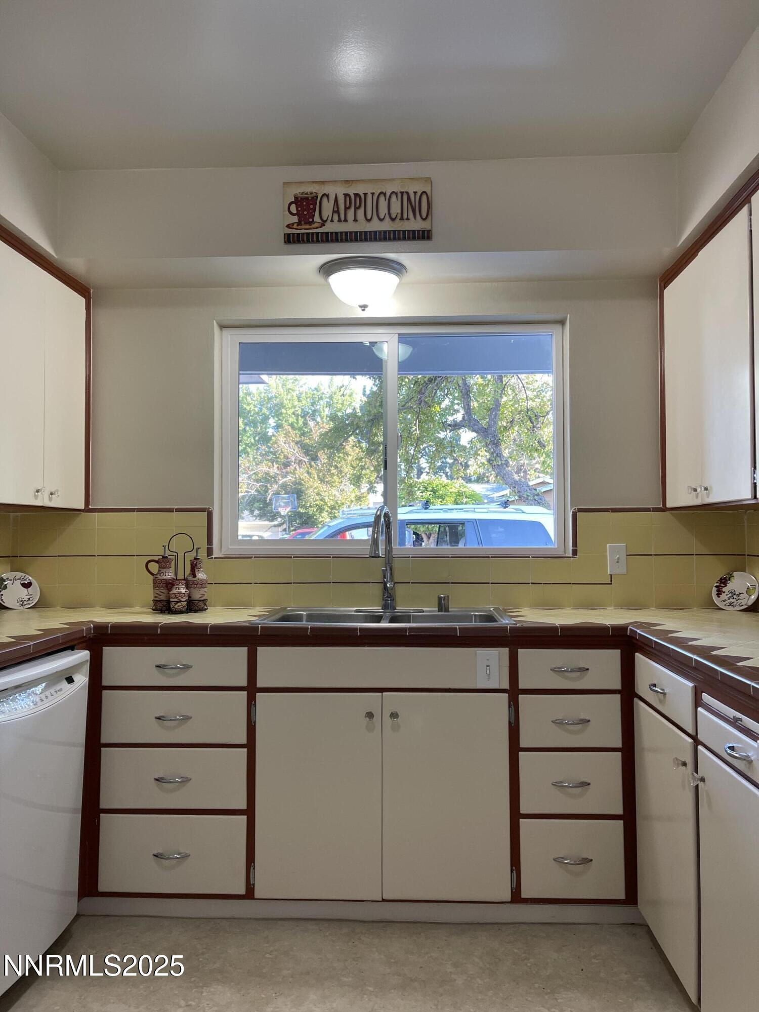 2485 Riviera Street Property Photo 5