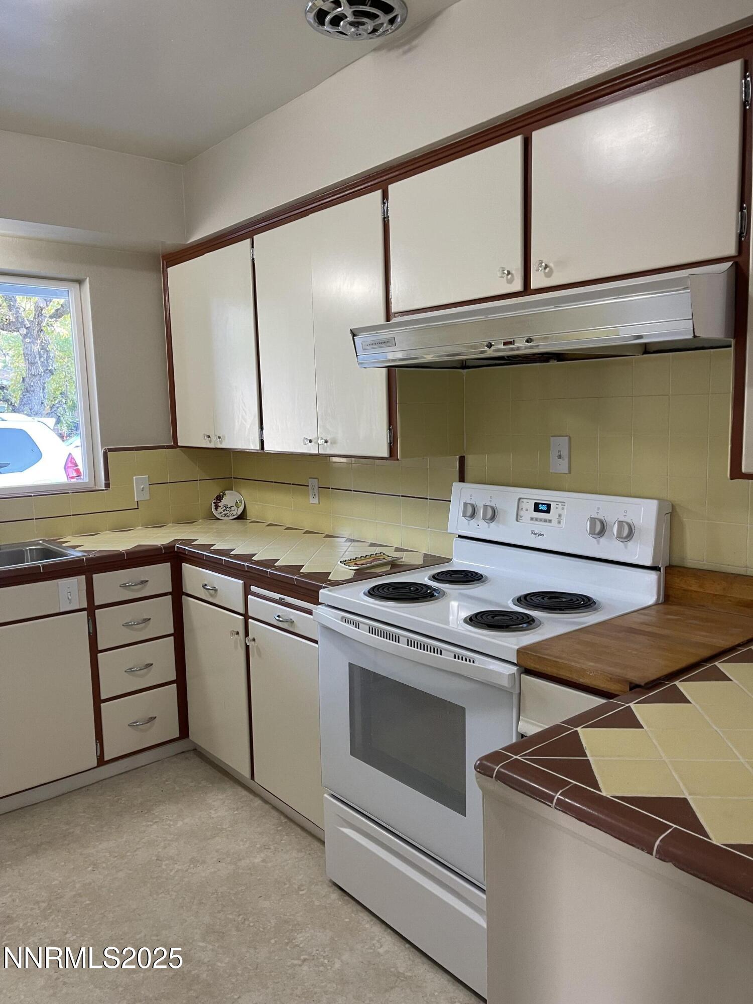 2485 Riviera Street Property Photo 7