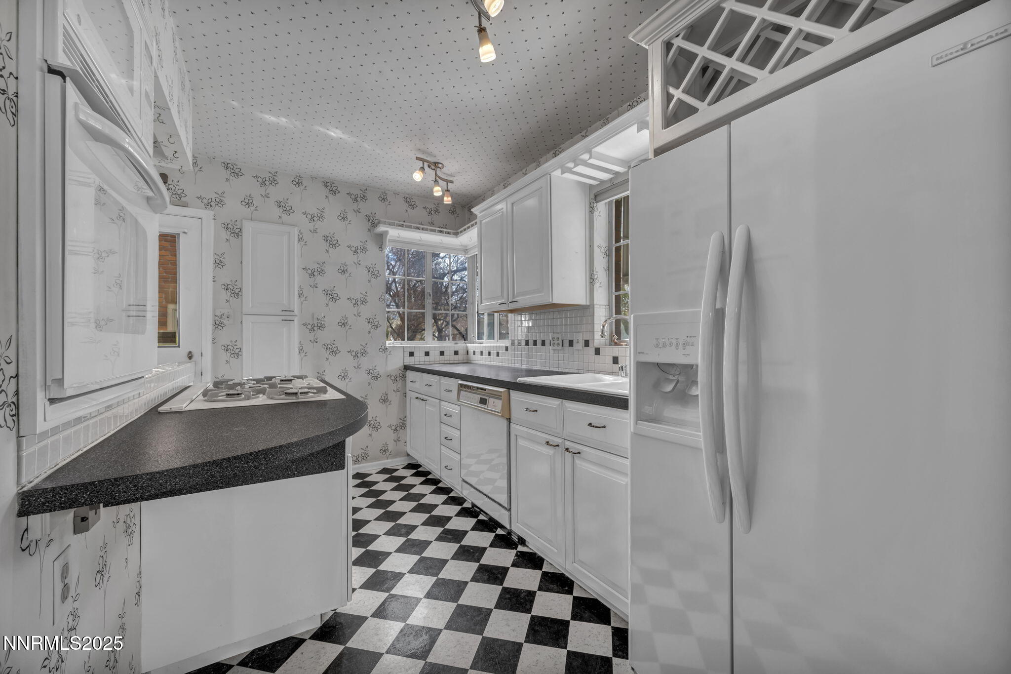 590 St Lawrence Avenue Property Photo 16