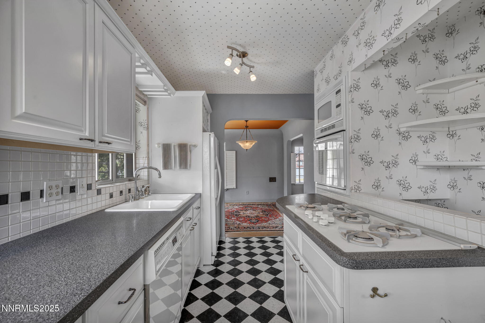 590 St Lawrence Avenue Property Photo 19