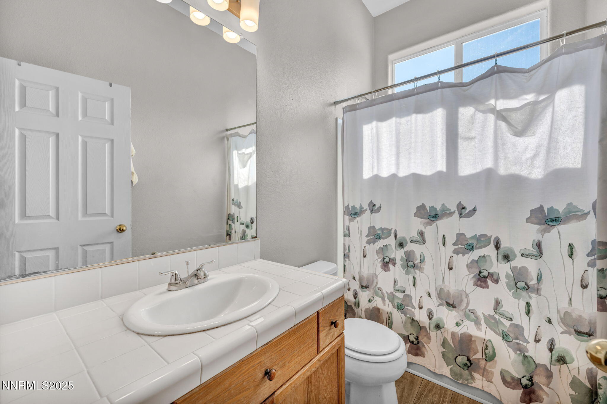 908 Jones Way Property Photo 16