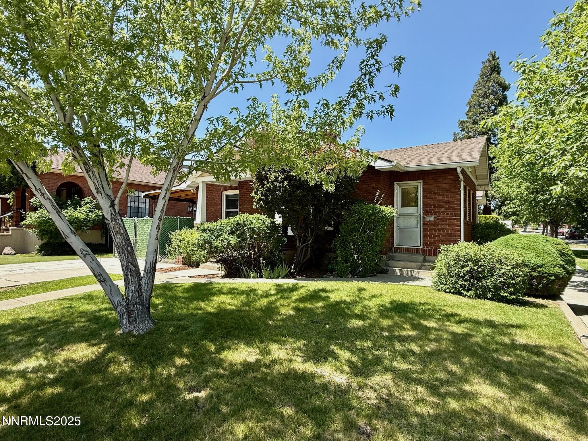609 W 10th Street Property Photo 1