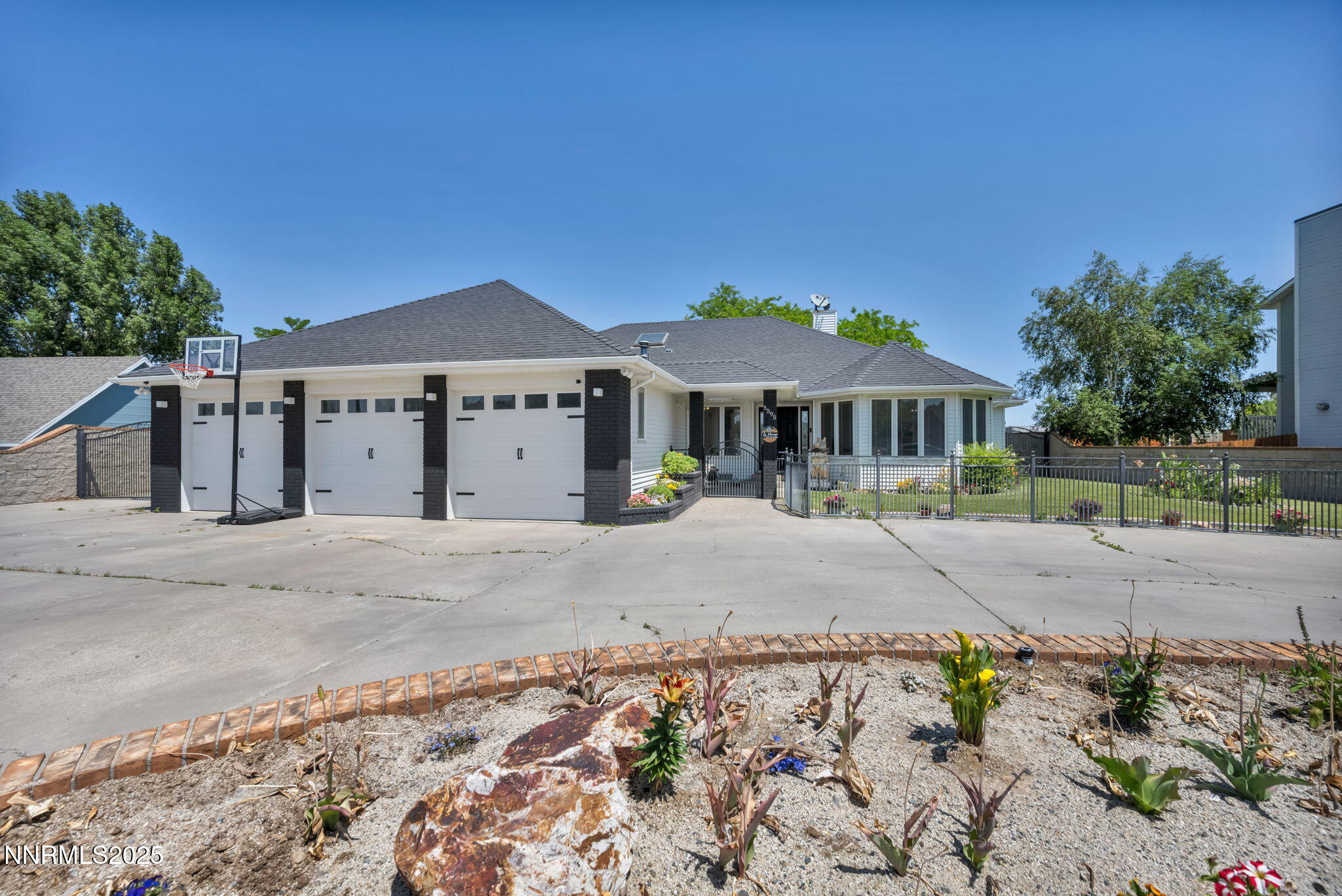 5595 Kluncy Canyon Road Property Photo 1